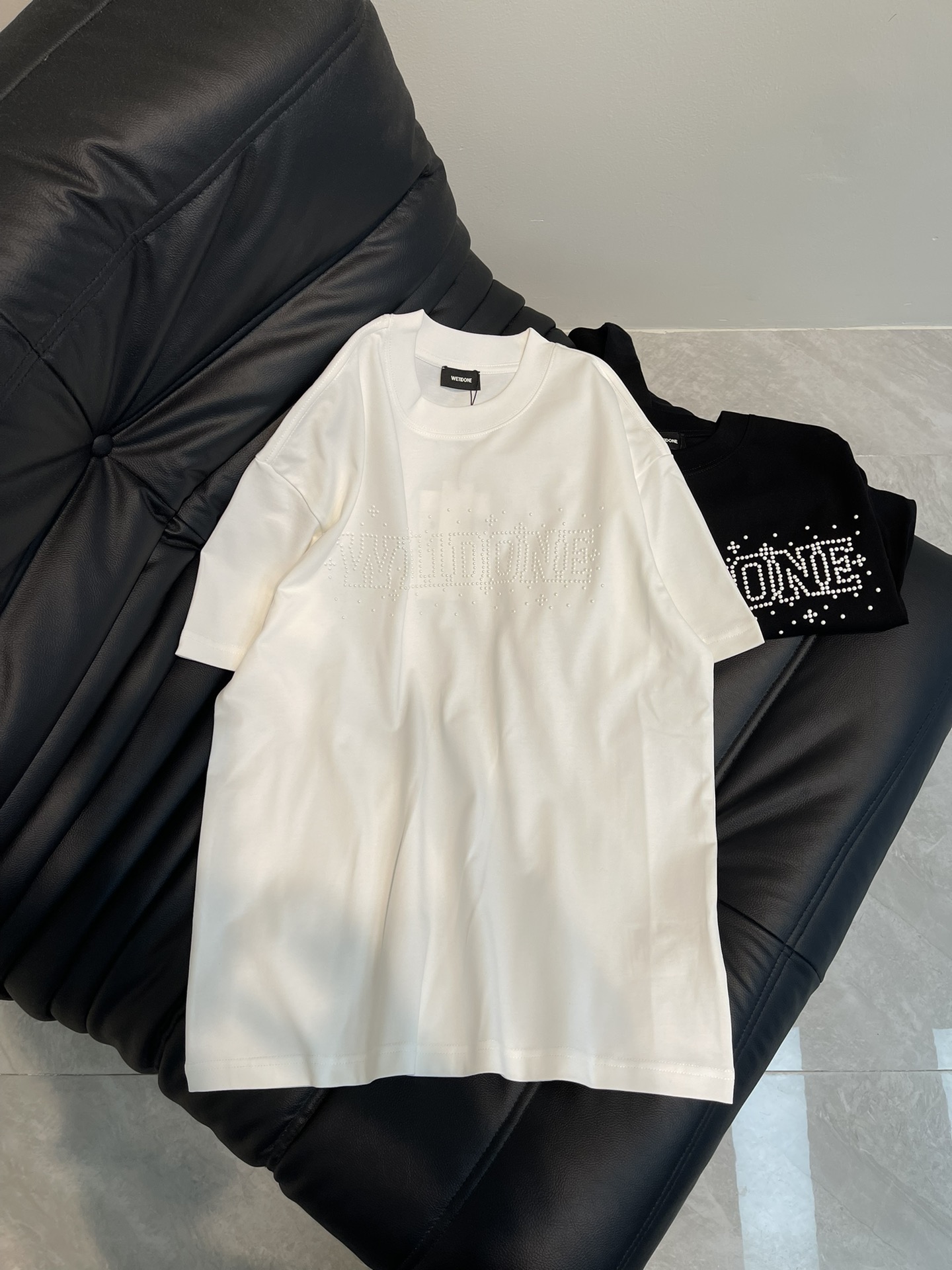 NO:316602,We11don*25 spring and summer latest round neck fashionable short-sleeved T-shirt, made of pure cotton fabric!  Comfortable, durable and easy to wear, classic and simple logo bead design, loose style, same style for men and women!  Size S-XL A, T-shirt,tees,t-shirt,alexander wang19860909We11don*25春夏最新款圆领时尚短袖T恤,采用纯棉面料！贴肤舒适,耐看又好穿,经典简约logo钉珠设计, 宽松版型,男女同款！ 尺码S-XL A,,T-shirt,tees，t-shirt,alexander wang,Women's clothing