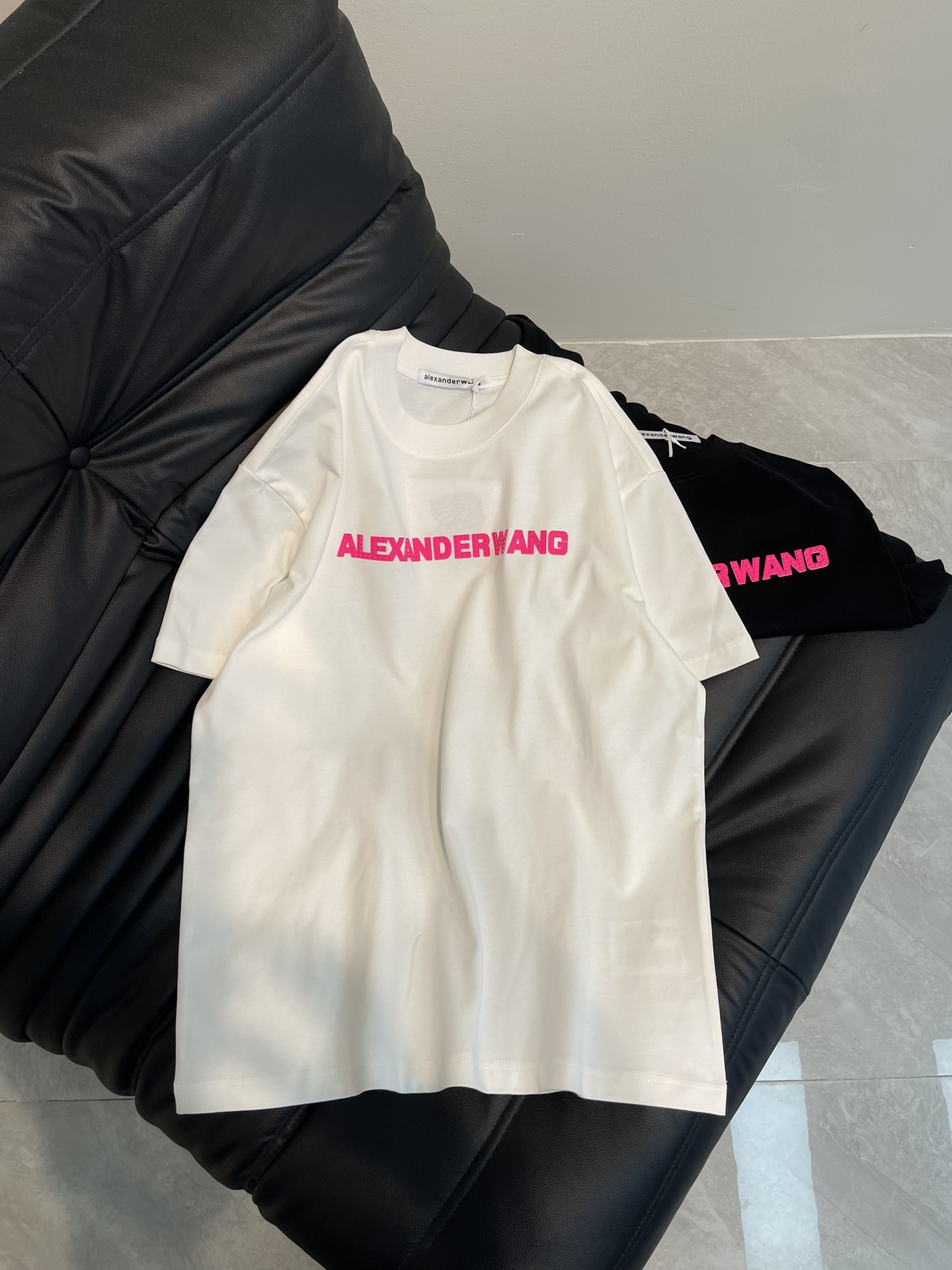 NO:316605,Alexand*r wan* King's latest round neck fashionable short-sleeved T-shirt in spring and summer, made of pure cotton fabric!  Comfortable, durable and easy to wear, classic and simple logo design, loose style, same style for men and women!  Size S-XL, alexander wang,T-shirt,tees,t-shirt,alexander wang19860909Alexand*r wan*大王25春夏最新款圆领时尚短袖T恤,采用纯棉面料！贴肤舒适,耐看又好穿,经典简约logo设计, 宽松版型,男女同款！ 尺码S-XL,,alexander wang,T-shirt,tees，t-shirt,alexander wang,Women's clothing