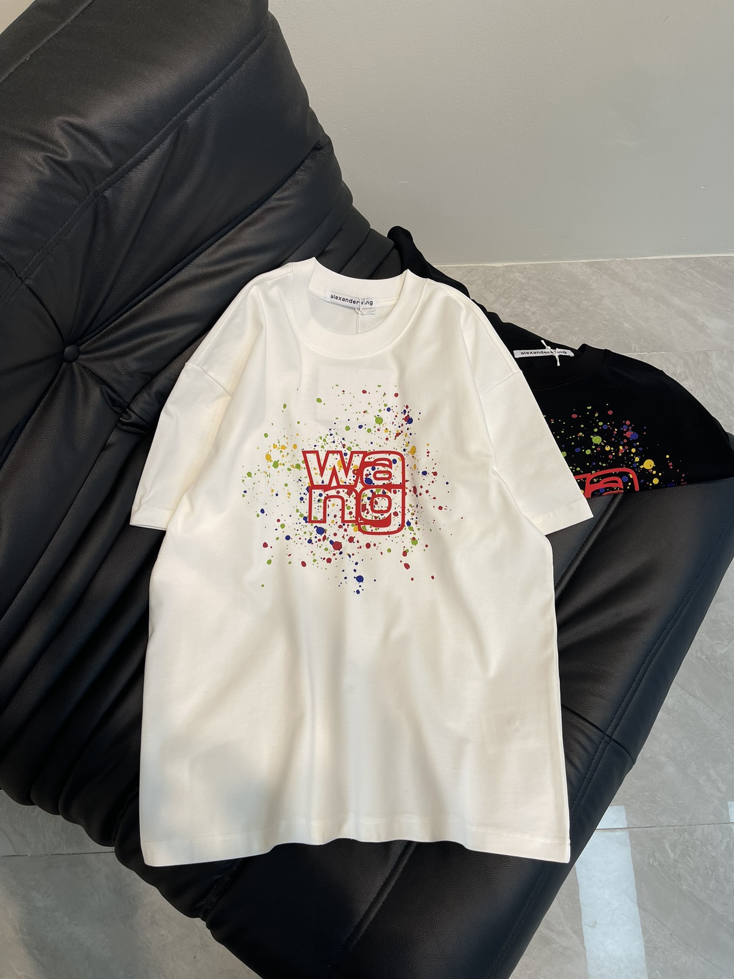 NO:316608,Alexand*r wan* King's latest round neck fashionable short-sleeved T-shirt in spring and summer, made of pure cotton fabric!  Comfortable, durable and easy to wear, classic and simple logo design, loose style, same style for men and women!  Size S-XL A, alexander wang,T-shirt,tees,t-shirt,alexander wang19860909Alexand*r wan*大王25春夏最新款圆领时尚短袖T恤,采用纯棉面料！贴肤舒适,耐看又好穿,经典简约logo设计, 宽松版型,男女同款！ 尺码S-XL A,,alexander wang,T-shirt,tees，t-shirt,alexander wang,Women's clothing