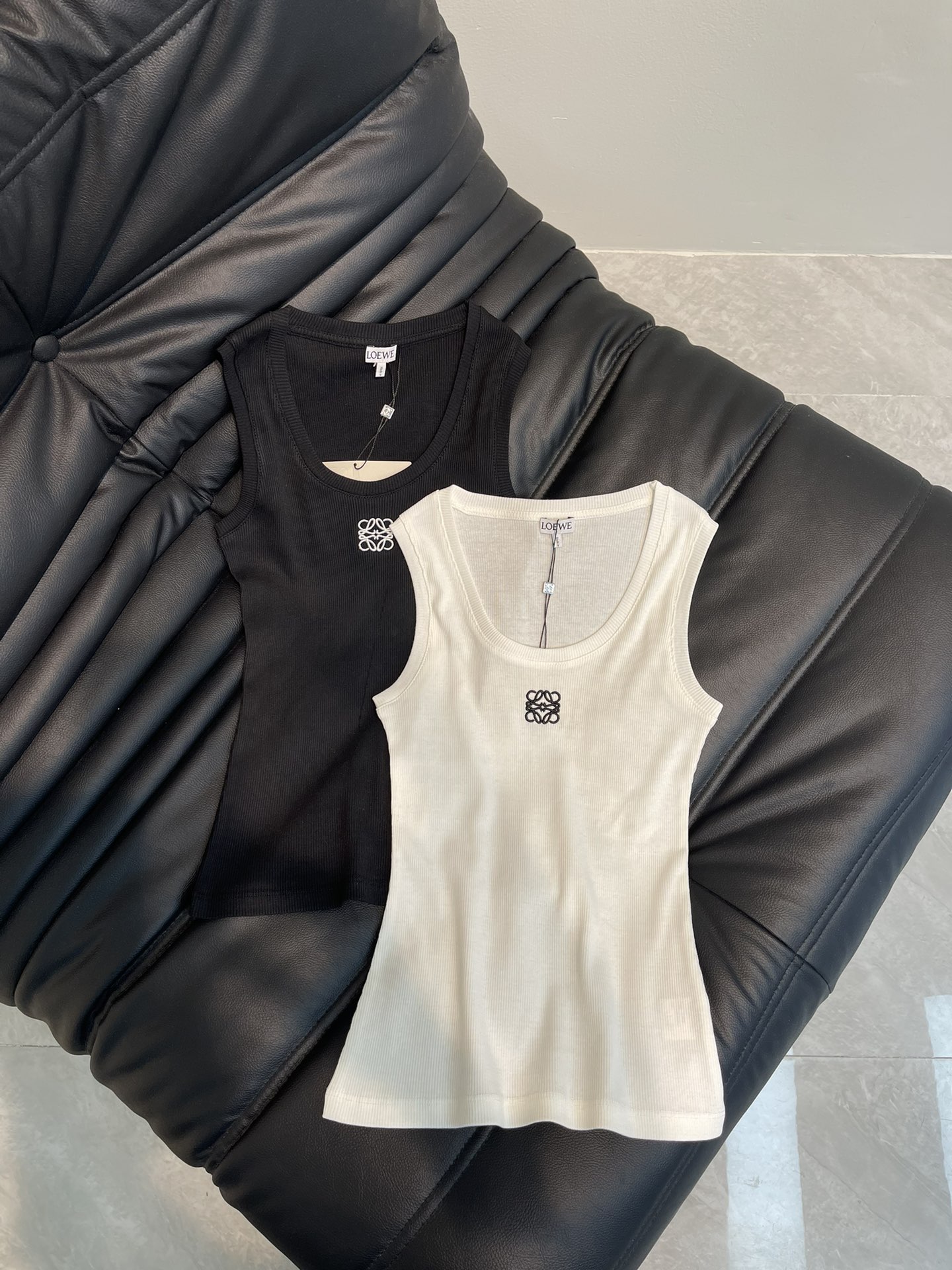 NO:316613,LOEW*25 Spring and Summer New Classic Boob Embroidery Logo Vest, a style that can be worn in all seasons. It is equipped with a slim fit style, and the logo embroidery in the middle easily presents the charm of the brand!  Both black and white are amazing, fashionable and high-end!  The upper body looks huge and slim!  It's perfectly OK to wear it in the inner wear or wear it alone. It's a very scheming little vest. The upper body immediately has a right-angled shoulder-like feeling~SM, loewe, alexander wang19860909LOEW*25春夏新款经典胸前刺绣logo百搭背心,四季都可以穿的款式.配置了修身的版型打造,中间的logo刺绣更是轻松的呈现出品牌魅力所在！黑白两件都很绝,气质时髦又高级！版型上身巨显瘦！做内搭或者单穿都完全ok,非常有心机的一件小背心儿了,上身立马有种直角肩的即视感～SM,,loewe,alexander wang,Women's clothing