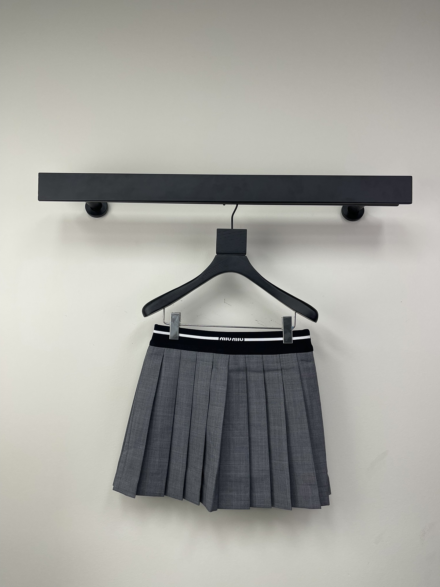 NO:307501,Miumi* 25 Spring and Summer New Alphabet Knitted Waist Pleated Skirt!  The age-reducing college style is sweet and cute, and the A-version skirt is super good, the lengthening ratio shows the length of legs, and the sweatshirts/T-shirts are super good. The must-have items for sisters to go out to party!  SML, miumiu, hoodie, sweatshirts, skirts, tees, t-shirt, alexander wang19860909Miumi* 25春夏新款 字母针织腰百褶半裙！减龄学院风甜美可爱大长腿尽显,A版的裙摆裙型超级好,拉长比例显腿长,搭配卫衣/T恤都超,姐妹出街聚会必备单品元气满满！SML,,miumiu,hoodie,sweatshirts,skirts,tees，t-shirt,alexander wang,Women's clothing