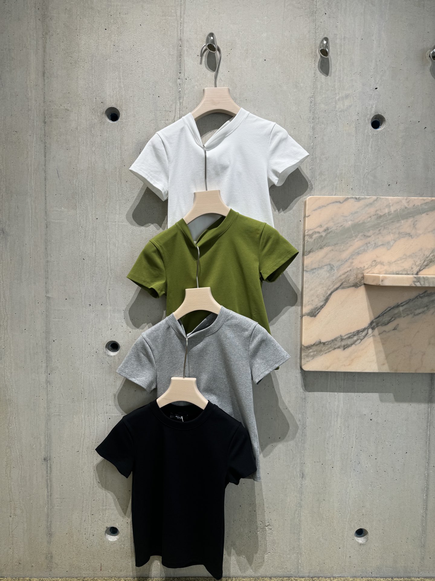 NO:316140,YS｜2025 Spring and Summer New Model I really love this shoulder T!  !  Green is so cute, simple and easy to wear series, matching is absolutely indispensable, four colors to sell with closed eyes SML, alexander wang19860909YS｜2025 春夏新款 真的太爱这款正肩T了！！ 绿色好嗲 简约好穿系列 搭配完全不能少的 四色闭眼卖 SML,,alexander wang,Women's clothing