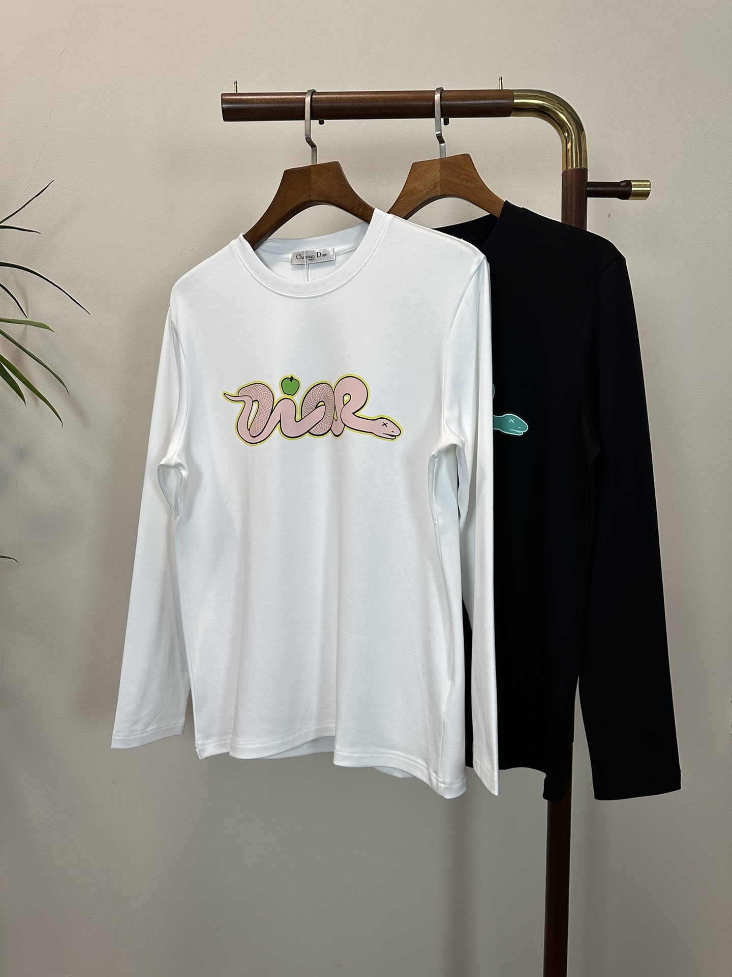 NO:413121,2025 new DIOR exclusively offers new products. Men's round neck long-sleeved T-shirts are made of cotton fabric. Soft and delicate. Basic base shirts are indispensable for men's wardrobe. They can be matched with various clothing anytime and anywhere to meet your daily needs. The clothes are very simple and very low-key. Dear, buy them quickly. Standard version. Color black and white. Number of numbers M-3XL,,dior,dior,tees, t-shirt,alexander wang.198609092025新款DIOR 迪奥独家专供新品 男士圆领长袖T恤 采用全棉面料 柔软细腻 男人的衣柜都少不了基础打底衫 随时随地都可以拿来搭配各种服饰 满足您日常生活需求 ,衣服设计非常的简洁 ,很是低调的设计 亲们赶紧入手 标准版型 颜色黑色 白色 码数M-3XL,,dior,dior,tees，t-shirt,alexander wang,Men's clothing