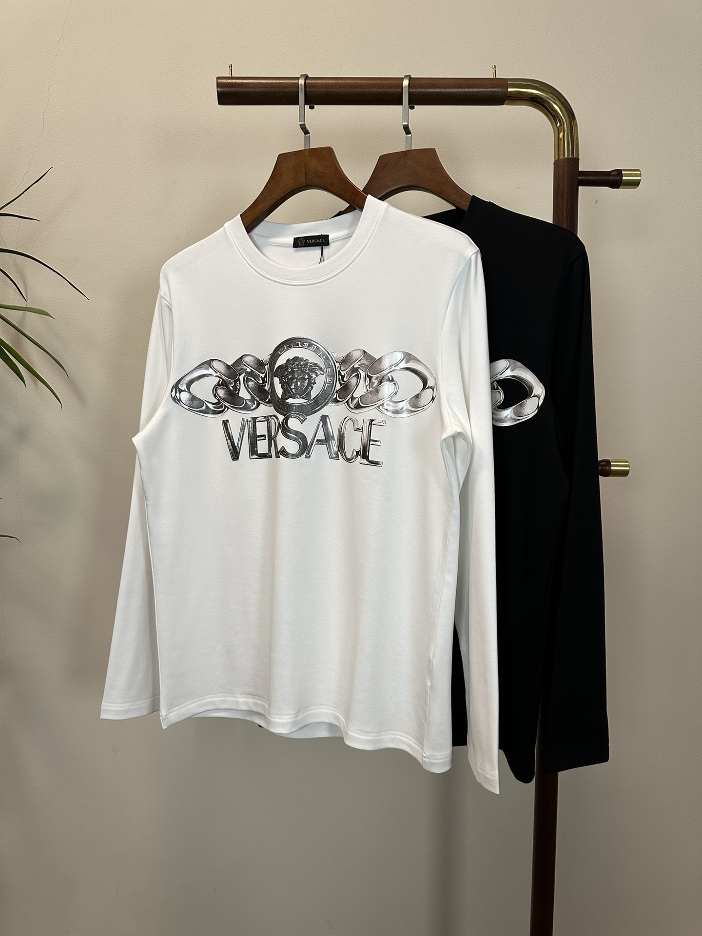 NO:413115,2025 new VS Versace exclusively offers new products. Men's round neck long-sleeved T-shirts are made of cotton fabric. Soft and delicate. Basic base shirts are indispensable for men's wardrobe. They can be matched with various clothing anytime and anywhere to meet your daily needs. The clothes are very simple and very low-key. Dear, buy them quickly. Standard version. Color black and white. Number of numbers M-3XL, versace,tees, t-shirt,alexander wang.198609092025新款VS 范思哲独家专供新品 男士圆领长袖T恤 采用全棉面料 柔软细腻 男人的衣柜都少不了基础打底衫 随时随地都可以拿来搭配各种服饰 满足您日常生活需求 ,衣服设计非常的简洁 ,很是低调的设计 亲们赶紧入手 标准版型 颜色黑色 白色 码数M-3XL,,versace,tees，t-shirt,alexander wang,Men's clothing