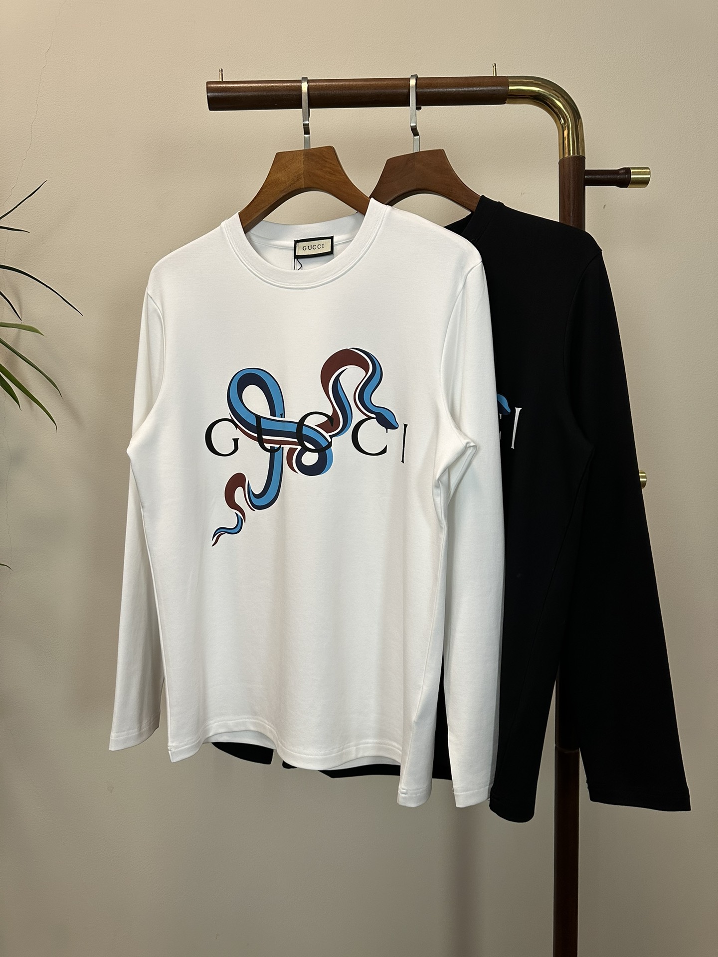 NO:413101,2025 new GU Gucci exclusively offers new products. Men's round neck long-sleeved T-shirts are made of cotton fabric. Soft and delicate. Basic base shirts are indispensable for men's wardrobe. They can be matched with various clothing anytime and anywhere to meet your daily needs. The clothes are very simple and very low-key. Dear, buy them quickly. Standard version. Color black and white. Number of numbers M-3XL, gucci,tees, t-shirt, alexander wang.198609092025新款GU 古驰独家专供新品 男士圆领长袖T恤 采用全棉面料 柔软细腻 男人的衣柜都少不了基础打底衫 随时随地都可以拿来搭配各种服饰 满足您日常生活需求 ,衣服设计非常的简洁 ,很是低调的设计 亲们赶紧入手 标准版型 颜色黑色 白色 码数M-3XL,,gucci,tees，t-shirt,alexander wang,Men's clothing