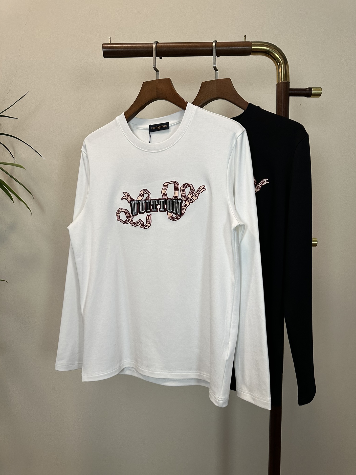 NO:413095,2025 new LV Louis Vuitton exclusively offers new products. Men's round neck long-sleeved T-shirts are made of cotton fabric. Soft and delicate. Basic base shirts are indispensable for men's wardrobe. They can be matched with various clothing anytime and anywhere to meet your daily needs. The clothes are very simple and very low-key. Dear, buy them quickly. Standard version. Color black and white. Number of numbers M-3XL,,louis vuitton,louis vuitton,tees,t-shirt,alexander wang198609092025新款LV 路易威登独家专供新品 男士圆领长袖T恤 采用全棉面料 柔软细腻 男人的衣柜都少不了基础打底衫 随时随地都可以拿来搭配各种服饰 满足您日常生活需求 ,衣服设计非常的简洁 ,很是低调的设计 亲们赶紧入手 标准版型 颜色黑色 白色 码数M-3XL,,louis vuitton,louis vuitton,tees，t-shirt,alexander wang,Men's clothing