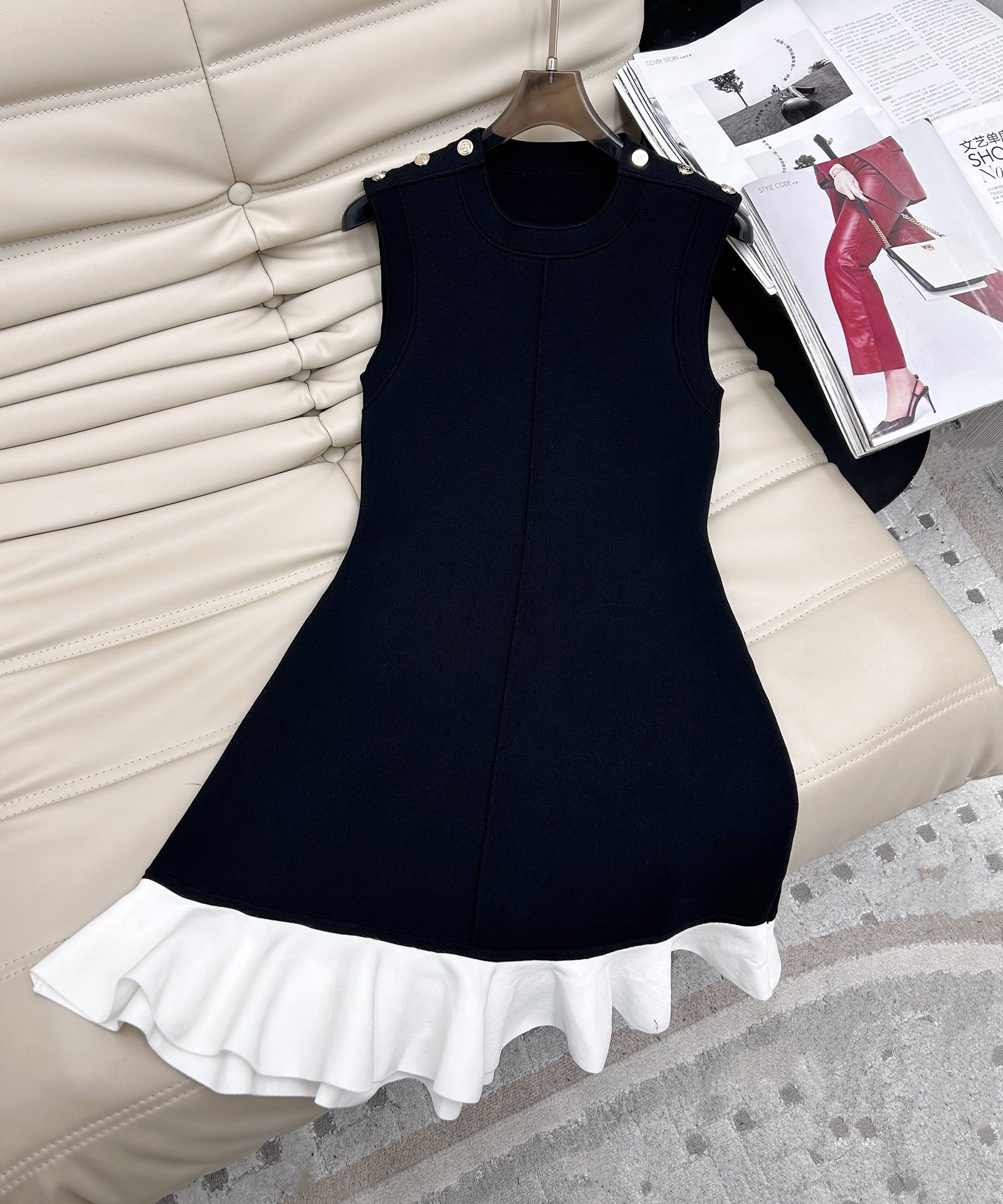 NO:316100,Exclusive first release 25Ss———The latest model in early spring, temperament shoulder buckle knitted waist-hugging dress, metal shoulder buckle design, color-blocking skirt style, versatile and not picky, age-reducing girl's sweet atmosphere, a must-have item for white and rich beauty!  Monochrome sale sml, skirts, alexander wang19860909独家首发 25Ss———早春最新款 气质肩扣针织收腰连衣裙金属肩扣设计 拼色裙摆版型 百搭不挑人减龄绝绝子～气质减龄少女甜美气息 白富美必备单品！单色发售sml,,skirts,alexander wang,Women's clothing