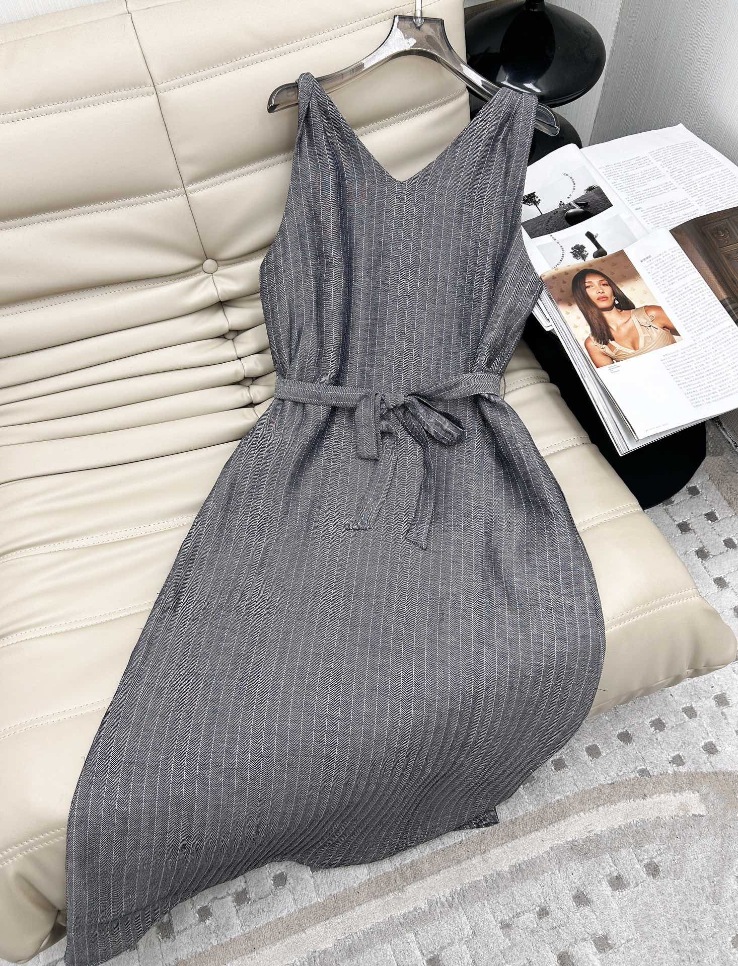 NO:316088,25 years of temperament dress The cleanest and refreshing combination in summer - the unique design feels full but not too exaggerated. The suspender knot shape makes the overall look not too rigid, with a bit of literary sense. The loose style always hides the flesh and makes you look slimming. When paired with a belt, you don’t pick on your figure. Recommended!  Monochrome three-code S-L, skirts, alexander wang1986090925年气质连衣裙 夏季最干净清爽的搭配—独特设计感十足却不会过分夸张,吊带纽结形态,使得整体不会过于呆板,多了些文艺感,宽松的版型向来藏肉显瘦,搭配腰带 显瘦不挑身材,推荐！单色三码S-L,,skirts,alexander wang,Women's clothing