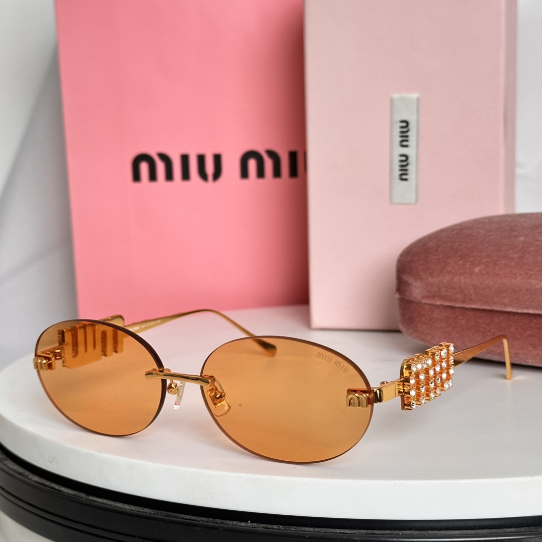  ‼️MIU MI*TOP QUALITY
3.0镜片
内镀蓝膜
镶钻镜腿
MODELSMU 5693T