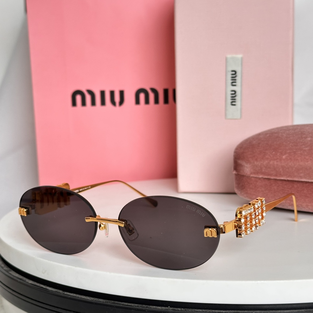  ‼️MIU MI*TOP QUALITY
3.0镜片
内镀蓝膜
镶钻镜腿
MODELSMU 5693T