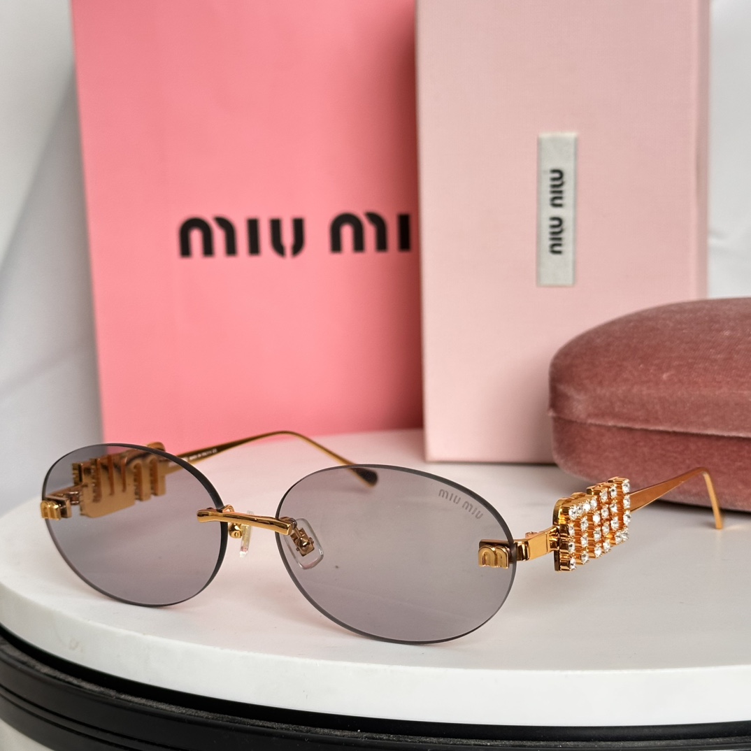  ‼️MIU MI*TOP QUALITY
3.0镜片
内镀蓝膜
镶钻镜腿
MODELSMU 5693T
