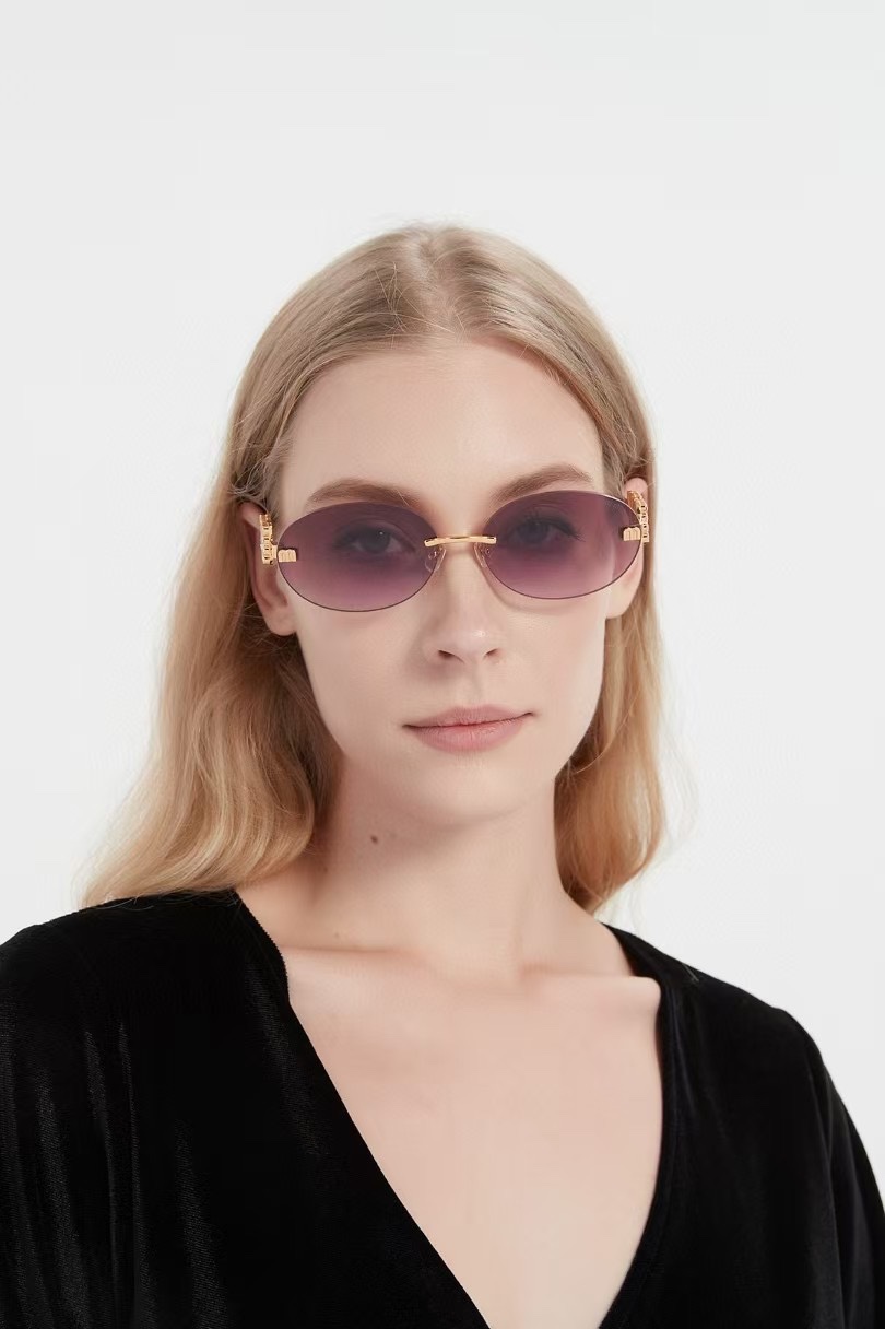  ‼️ 模特图 MIU MI*TOP QUALITY
3.0镜片
内镀蓝膜
镶钻镜腿
MODELSMU 