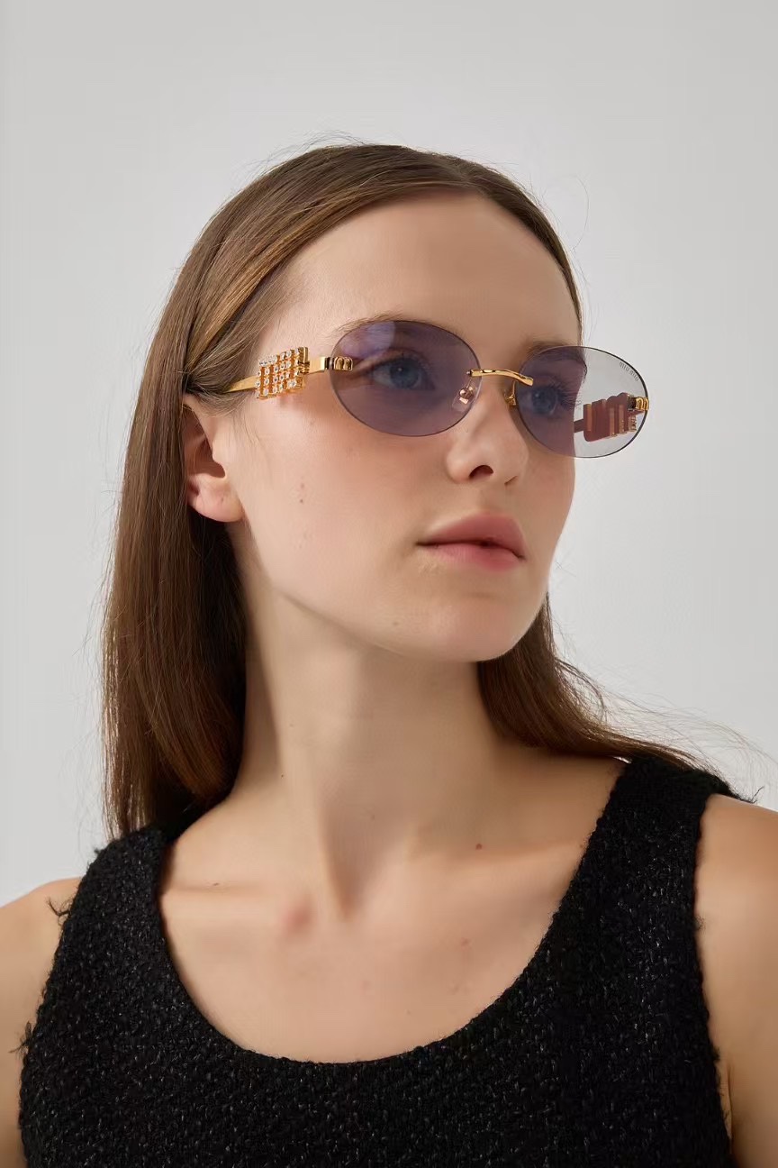  ‼️ 模特图 MIU MI*TOP QUALITY
3.0镜片
内镀蓝膜
镶钻镜腿
MODELSMU 