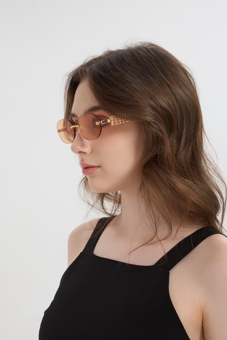  ‼️ 模特图 MIU MI*TOP QUALITY
3.0镜片
内镀蓝膜
镶钻镜腿
MODELSMU 