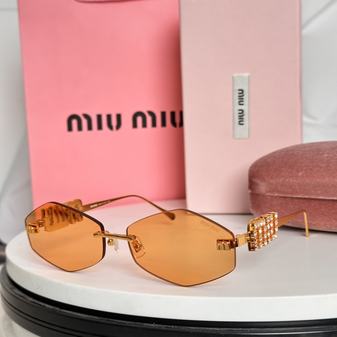  ‼️MIU MI*
内镀蓝膜
3.0镜片
镶钻镜腿
MODELSMU 5692TS
SIZE：50口1