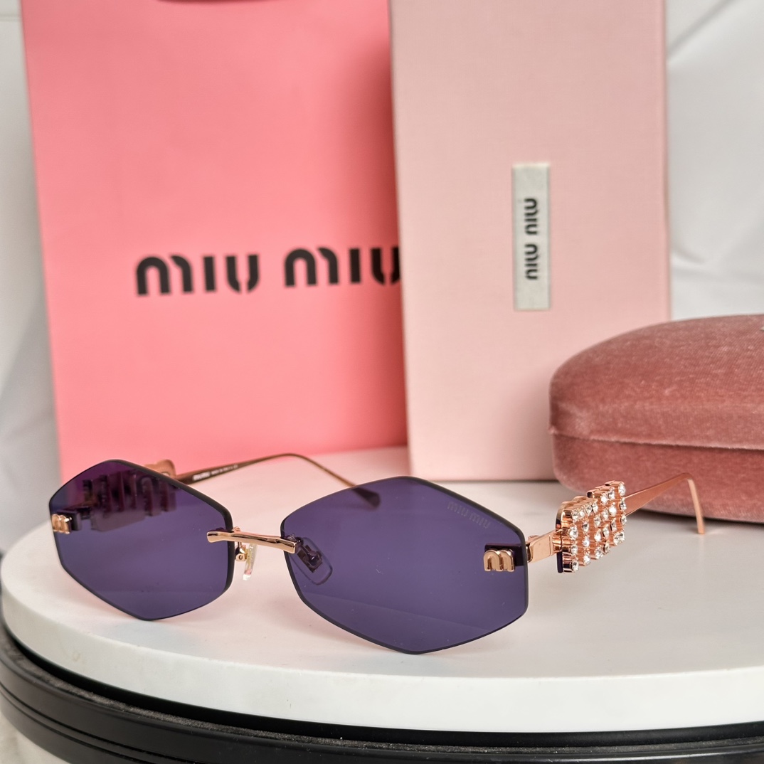  ‼️MIU MI*
内镀蓝膜
3.0镜片
镶钻镜腿
MODELSMU 5692TS
SIZE：50口1