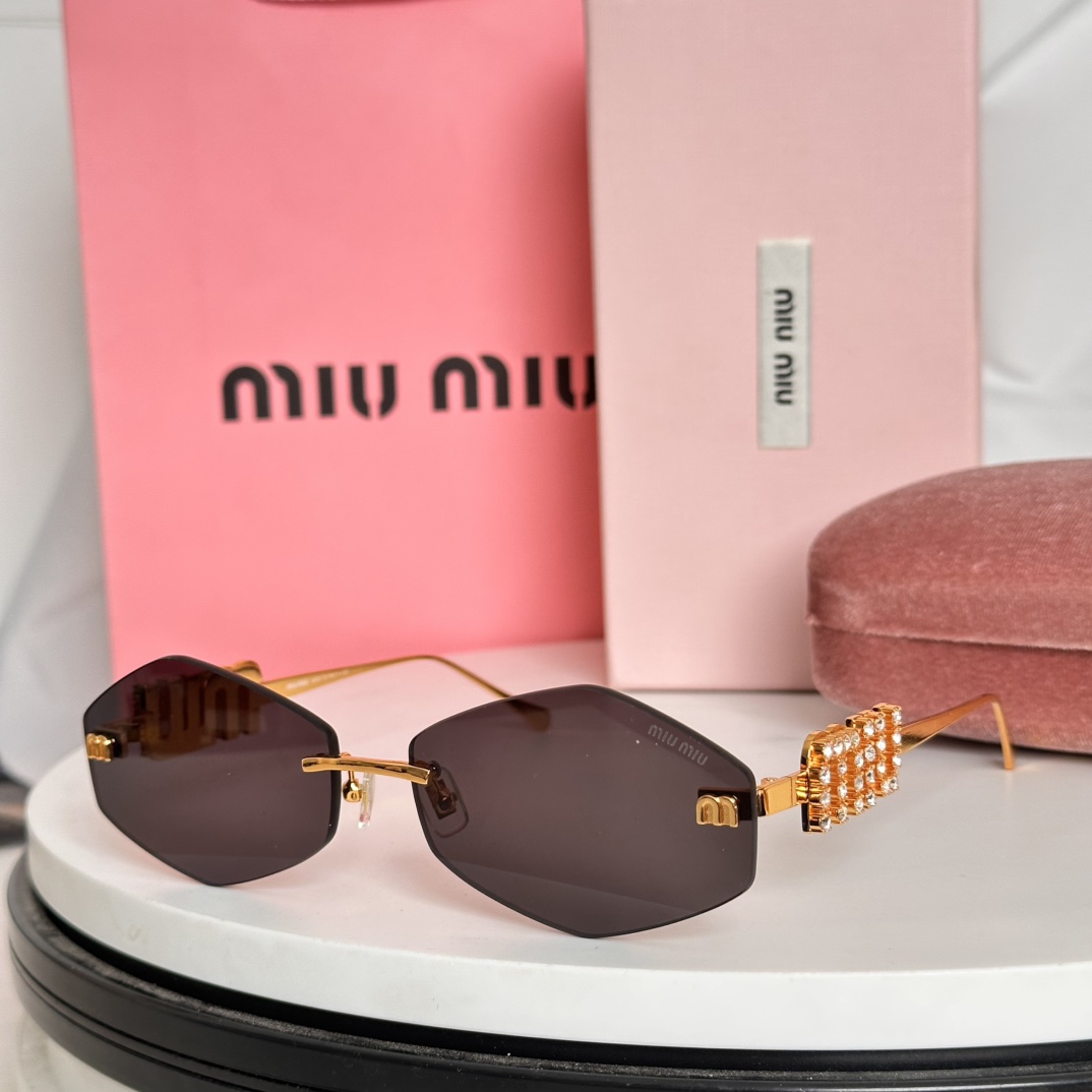  ‼️MIU MI*
内镀蓝膜
3.0镜片
镶钻镜腿
MODELSMU 5692TS
SIZE：50口1