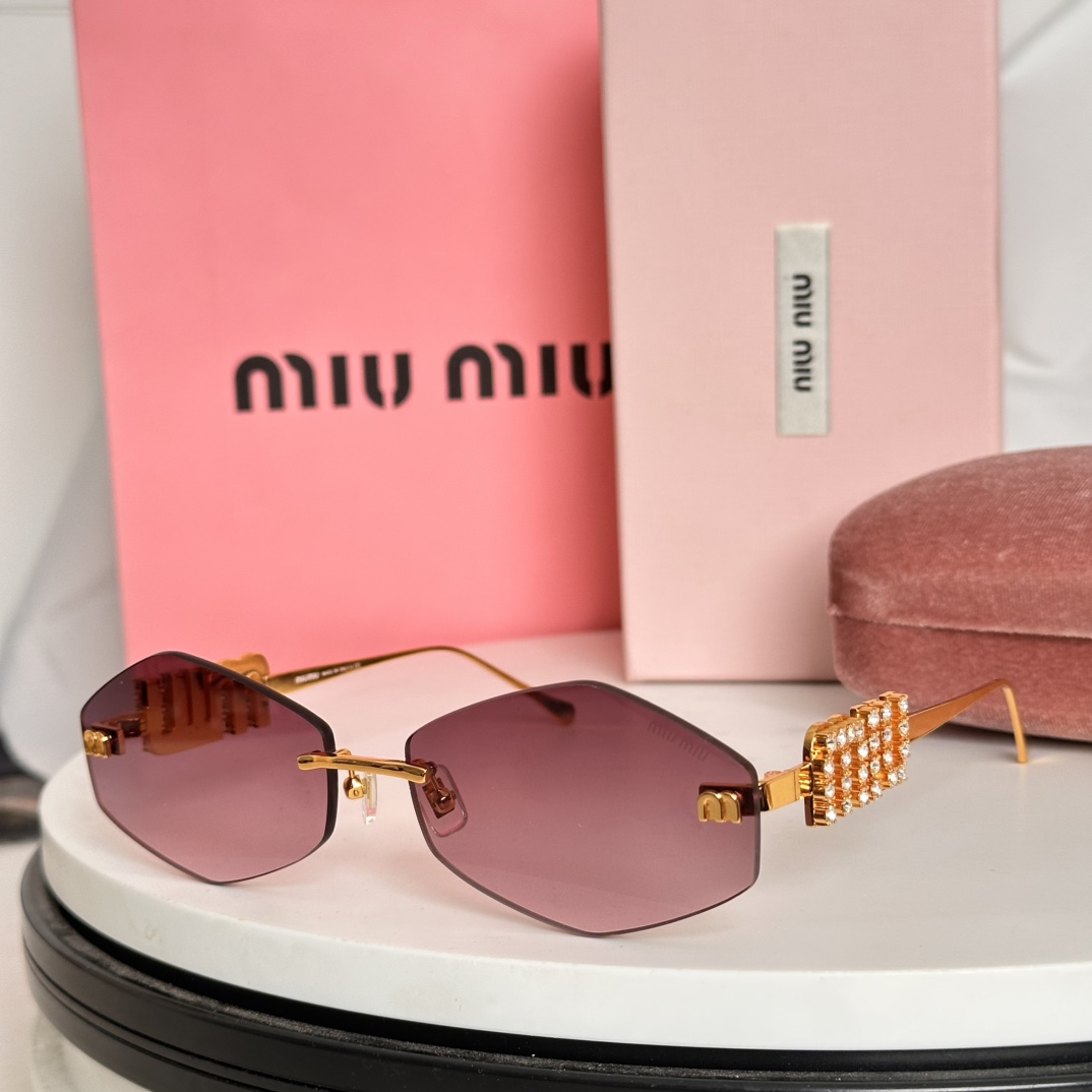  ‼️MIU MI*
内镀蓝膜
3.0镜片
镶钻镜腿
MODELSMU 5692TS
SIZE：50口1