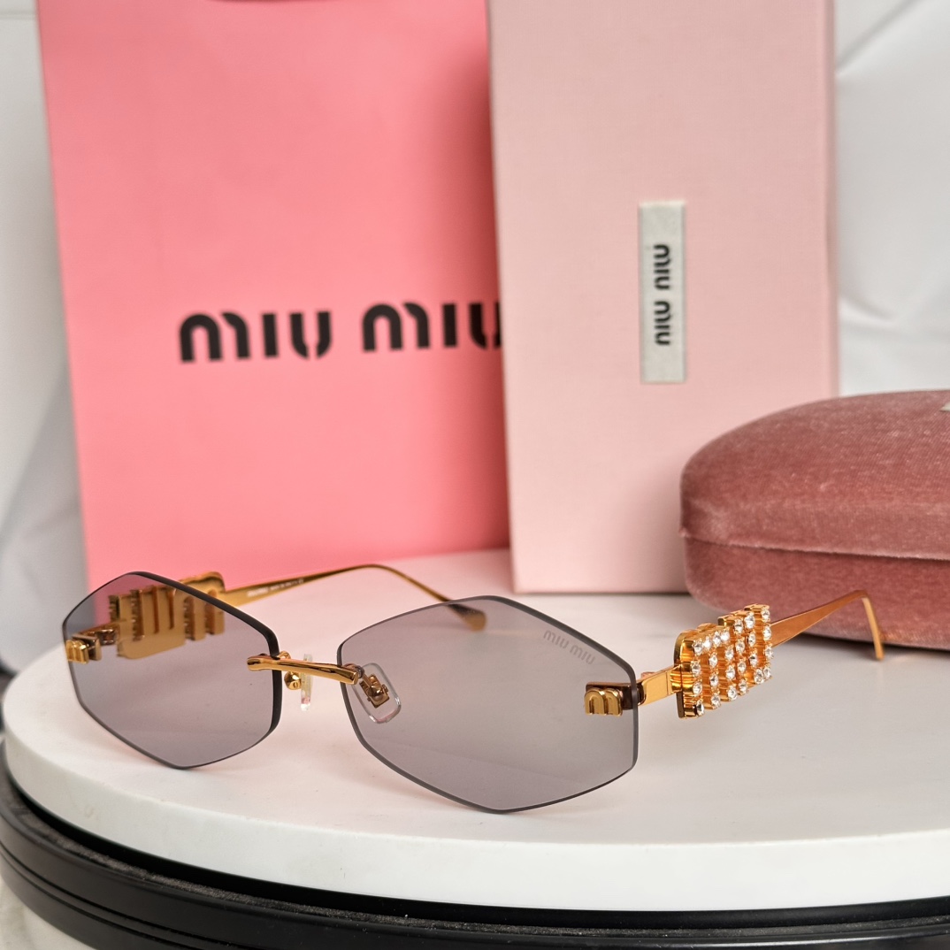  ‼️MIU MI*
内镀蓝膜
3.0镜片
镶钻镜腿
MODELSMU 5692TS
SIZE：50口1