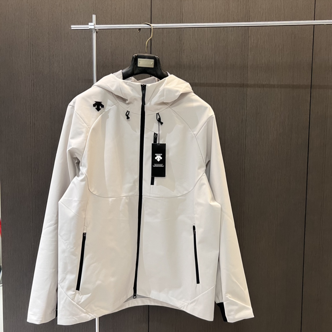 💰185
DESCENTE/迪桑特2025春季综训男士防水透湿透气外套上衣冲锋衣情侣款
在春季多变的气候环境以及骑行运动过程中,这一款优质B1117的冲锋衣外套无疑是您的理想之选。
今年采用先进的科技面料,兼具卓越的功能性与时尚的外观设计。其出色的防风性能,能有效阻挡寒风侵袭,为您带来温暖的呵护。同时具有良好的防水特性,版型既贴合人体曲线,又给予身体充分的活动空间,无论是日常出行还是户外运动,都能让您行动自如。而且,多种时尚颜色可供选择,满足您不同的审美需求。
颜色黑色 深灰 米白色
尺码M-4XL
M衣长67胸围110袖长81(120斤内)
L衣长69胸围114袖长83(125-140斤)
XL衣长71胸围118袖长85(140-155斤)
2xL衣长73胸围122袖长87(155-170斤)
3xL衣长75胸围126袖长89(170-185斤)
4xL衣长77胸围130袖长91(185-200斤)