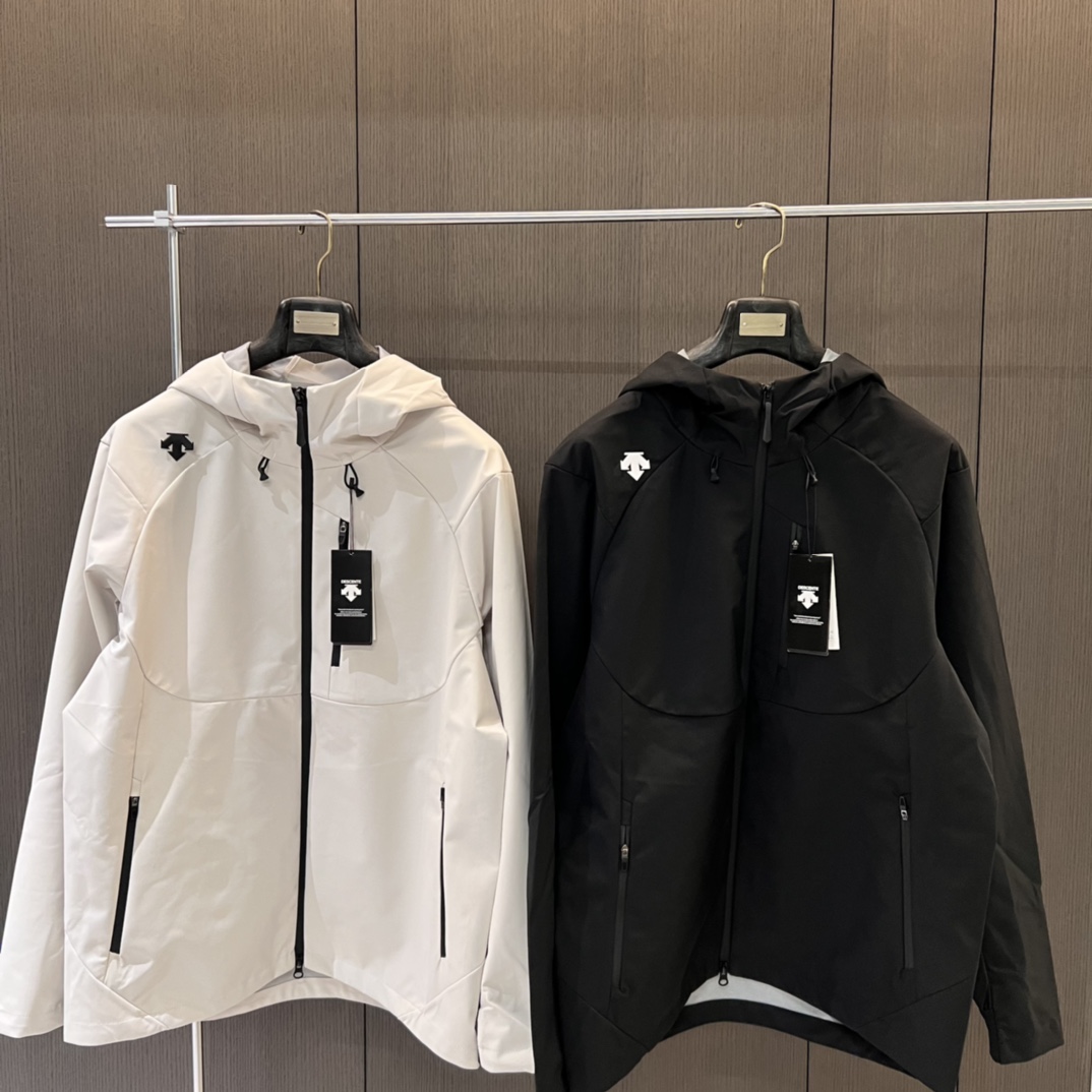 💰185
DESCENTE/迪桑特2025春季综训男士防水透湿透气外套上衣冲锋衣情侣款
在春季多变的气候环境以及骑行运动过程中,这一款优质B1117的冲锋衣外套无疑是您的理想之选。
今年采用先进的科技面料,兼具卓越的功能性与时尚的外观设计。其出色的防风性能,能有效阻挡寒风侵袭,为您带来温暖的呵护。同时具有良好的防水特性,版型既贴合人体曲线,又给予身体充分的活动空间,无论是日常出行还是户外运动,都能让您行动自如。而且,多种时尚颜色可供选择,满足您不同的审美需求。
颜色黑色 深灰 米白色
尺码M-4XL
M衣长67胸围110袖长81(120斤内)
L衣长69胸围114袖长83(125-140斤)
XL衣长71胸围118袖长85(140-155斤)
2xL衣长73胸围122袖长87(155-170斤)
3xL衣长75胸围126袖长89(170-185斤)
4xL衣长77胸围130袖长91(185-200斤)