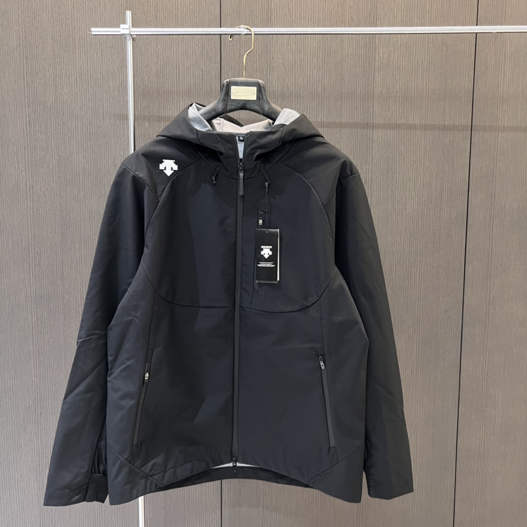 💰185
DESCENTE/迪桑特2025春季综训男士防水透湿透气外套上衣冲锋衣情侣款
在春季多变的气候环境以及骑行运动过程中,这一款优质B1117的冲锋衣外套无疑是您的理想之选。
今年采用先进的科技面料,兼具卓越的功能性与时尚的外观设计。其出色的防风性能,能有效阻挡寒风侵袭,为您带来温暖的呵护。同时具有良好的防水特性,版型既贴合人体曲线,又给予身体充分的活动空间,无论是日常出行还是户外运动,都能让您行动自如。而且,多种时尚颜色可供选择,满足您不同的审美需求。
颜色黑色 深灰 米白色
尺码M-4XL
M衣长67胸围110袖长81(120斤内)
L衣长69胸围114袖长83(125-140斤)
XL衣长71胸围118袖长85(140-155斤)
2xL衣长73胸围122袖长87(155-170斤)
3xL衣长75胸围126袖长89(170-185斤)
4xL衣长77胸围130袖长91(185-200斤)