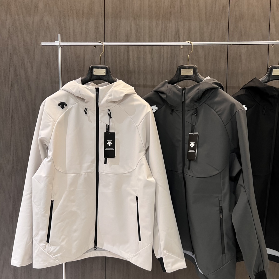 💰185
DESCENTE/迪桑特2025春季综训男士防水透湿透气外套上衣冲锋衣情侣款
在春季多变的气候环境以及骑行运动过程中,这一款优质B1117的冲锋衣外套无疑是您的理想之选。
今年采用先进的科技面料,兼具卓越的功能性与时尚的外观设计。其出色的防风性能,能有效阻挡寒风侵袭,为您带来温暖的呵护。同时具有良好的防水特性,版型既贴合人体曲线,又给予身体充分的活动空间,无论是日常出行还是户外运动,都能让您行动自如。而且,多种时尚颜色可供选择,满足您不同的审美需求。
颜色黑色 深灰 米白色
尺码M-4XL
M衣长67胸围110袖长81(120斤内)
L衣长69胸围114袖长83(125-140斤)
XL衣长71胸围118袖长85(140-155斤)
2xL衣长73胸围122袖长87(155-170斤)
3xL衣长75胸围126袖长89(170-185斤)
4xL衣长77胸围130袖长91(185-200斤)