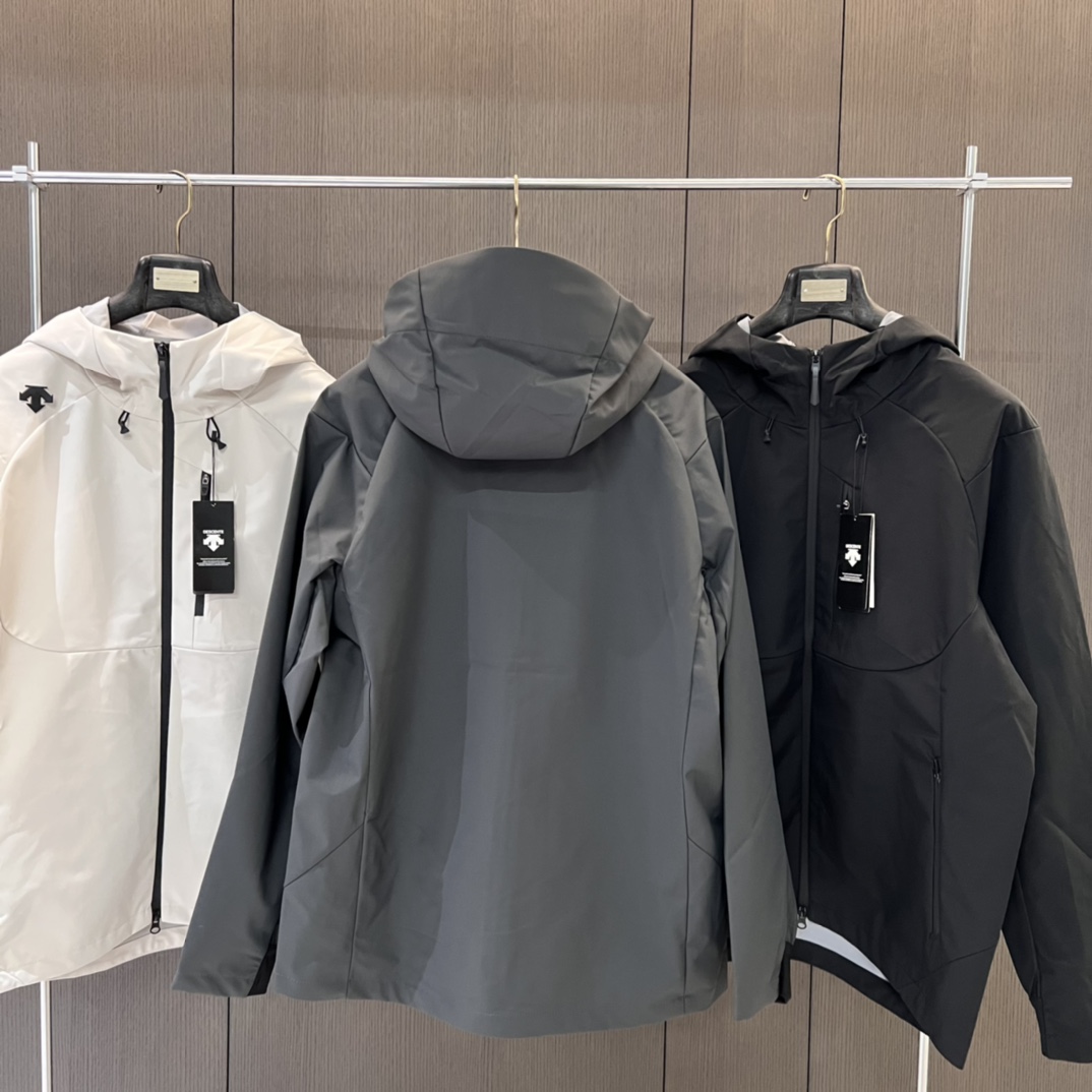💰185
DESCENTE/迪桑特2025春季综训男士防水透湿透气外套上衣冲锋衣情侣款
在春季多变的气候环境以及骑行运动过程中,这一款优质B1117的冲锋衣外套无疑是您的理想之选。
今年采用先进的科技面料,兼具卓越的功能性与时尚的外观设计。其出色的防风性能,能有效阻挡寒风侵袭,为您带来温暖的呵护。同时具有良好的防水特性,版型既贴合人体曲线,又给予身体充分的活动空间,无论是日常出行还是户外运动,都能让您行动自如。而且,多种时尚颜色可供选择,满足您不同的审美需求。
颜色黑色 深灰 米白色
尺码M-4XL
M衣长67胸围110袖长81(120斤内)
L衣长69胸围114袖长83(125-140斤)
XL衣长71胸围118袖长85(140-155斤)
2xL衣长73胸围122袖长87(155-170斤)
3xL衣长75胸围126袖长89(170-185斤)
4xL衣长77胸围130袖长91(185-200斤)