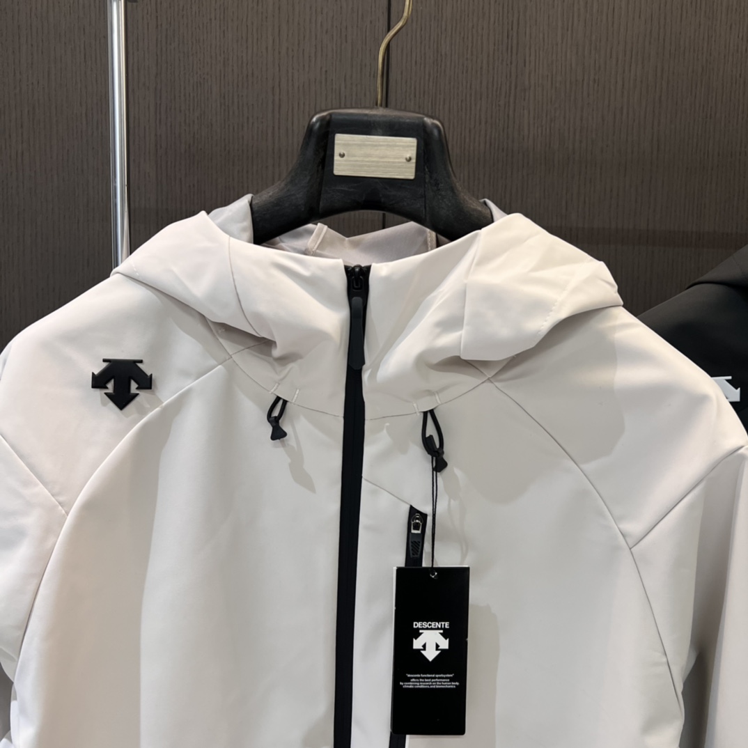 💰185
DESCENTE/迪桑特2025春季综训男士防水透湿透气外套上衣冲锋衣情侣款
在春季多变的气候环境以及骑行运动过程中,这一款优质B1117的冲锋衣外套无疑是您的理想之选。
今年采用先进的科技面料,兼具卓越的功能性与时尚的外观设计。其出色的防风性能,能有效阻挡寒风侵袭,为您带来温暖的呵护。同时具有良好的防水特性,版型既贴合人体曲线,又给予身体充分的活动空间,无论是日常出行还是户外运动,都能让您行动自如。而且,多种时尚颜色可供选择,满足您不同的审美需求。
颜色黑色 深灰 米白色
尺码M-4XL
M衣长67胸围110袖长81(120斤内)
L衣长69胸围114袖长83(125-140斤)
XL衣长71胸围118袖长85(140-155斤)
2xL衣长73胸围122袖长87(155-170斤)
3xL衣长75胸围126袖长89(170-185斤)
4xL衣长77胸围130袖长91(185-200斤)