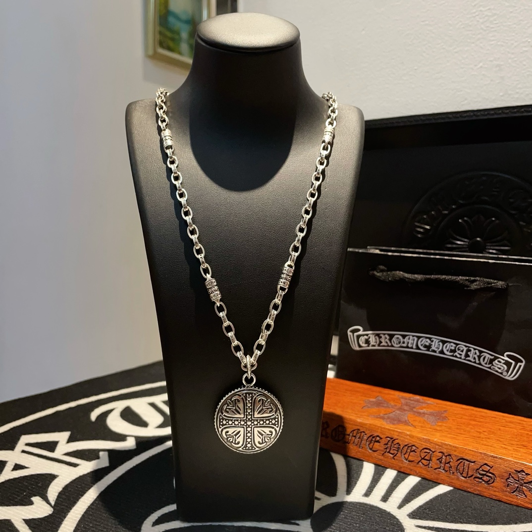 NO:104680,TikTok/Kuaishou/ins/Xiaohongshu/Live Hot, New [Counter Quality] Chrome Hearts Cross Necklace, Round Cross Pendant, Concave and Convex and Convex Scout Flowers are Croxin's ambition, so they last forever. Genuine version of Chrome Hearts Croxin, different light version of the market, benchmarking quality, looking at the details of the letter printing, retro old gray oxygen level. Seiko version!  !  !  Pure handmade ~ Authentic model opening must-have fashion and fashion, both men and women can wear it, same style for couples, original official website, rock punk style silver style, retro elements, trendy and versatile!  , jewelry boutique, chrome hearts, chrome hearts, necklace19860909批 抖音/快手/ins/小红书/直播热门 ,新款【专柜品质】Chrome Hearts克罗心十字架项链 ,圆形十字架吊坠,凹凸造型不同的花纹设计风格 呈现出与众不同 十字架 童军花是克罗心的志 所以更经久不衰 正品打版Chrome Hearts克罗心 区别市场普通轻版 对版对标品质 看字印细节 复古做旧灰氧程度.精工版本！！！ 纯手工打造 ～正品开模潮流时尚必备 男女均可佩戴 情侣同款 官网原版 摇滚朋克泰银风格 复古元素 潮流百搭！,饰品精品,chrome hearts,chrome hearts,necklace,Jewelry