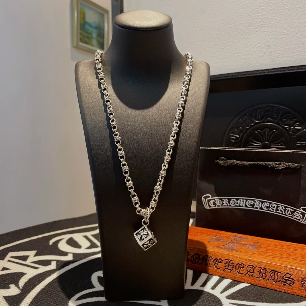 NO:104692,New [Counter Quality] Chrome Hearts Croxin Classic Retro Cross Flower Ball Necklace Cross Dice Pendant Different Concave and Convex and Convex Design Styles Presenting Different Cross Scout Flowers are Croxin's ambitions, so they last longer. Genuine version Chrome Hearts Croxin Difference to the market ordinary light version, match the quality of the version, look at the details of the letter printing, retro old gray oxygen level. Seiko version!  !  !  Pure handmade ~ Authentic model opening must-have fashion and fashion, both men and women can wear it, same style for couples, original official website, rock punk style silver style, retro elements, trendy and versatile!  , jewelry boutique, chrome hearts, chrome hearts, necklace19860909新款【专柜品质】Chrome Hearts克罗心经典复古十字花球项链 十字架骰子吊坠 凹凸造型不同的花纹设计风格 呈现出与众不同 十字架 童军花是克罗心的志 所以更经久不衰 正品打版Chrome Hearts克罗心 区别市场普通轻版 对版对标品质 看字印细节 复古做旧灰氧程度.精工版本！！！ 纯手工打造 ～正品开模潮流时尚必备 男女均可佩戴 情侣同款 官网原版 摇滚朋克泰银风格 复古元素 潮流百搭！,饰品精品,chrome hearts,chrome hearts,necklace,Jewelry
