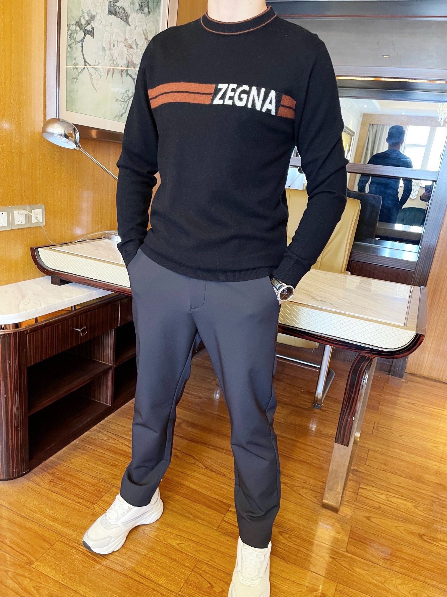 NO:116090,Tommy--The latest casual pants in the 2025 counter are shipped, and European and American counters are on sale at the same time!  Selected custom recycled fiber fabric imported from Italy with a straight slim fit design, customized buttons, brand logo on the front pocket and the big T in English at the back waist pants, which highlights taste, and is very suitable for business and leisure. Number 29-38 (model 173/130 wears 31, with Hong Kong Lane Crawford portable handbag), alexander wang19860909汤米--2025专柜最新款休闲裤出货,欧美专柜同步发售！精选意大利进口定制再生纤维面料搭配直筒修身设计,定制的纽扣和前袋口的品牌标志及后腰裤绊处的大T英文彰显品味 ,商务休闲都非常适合.码数29-38（模特173/130穿31,配香港连卡佛便携手袋）,,alexander wang,Men's clothing