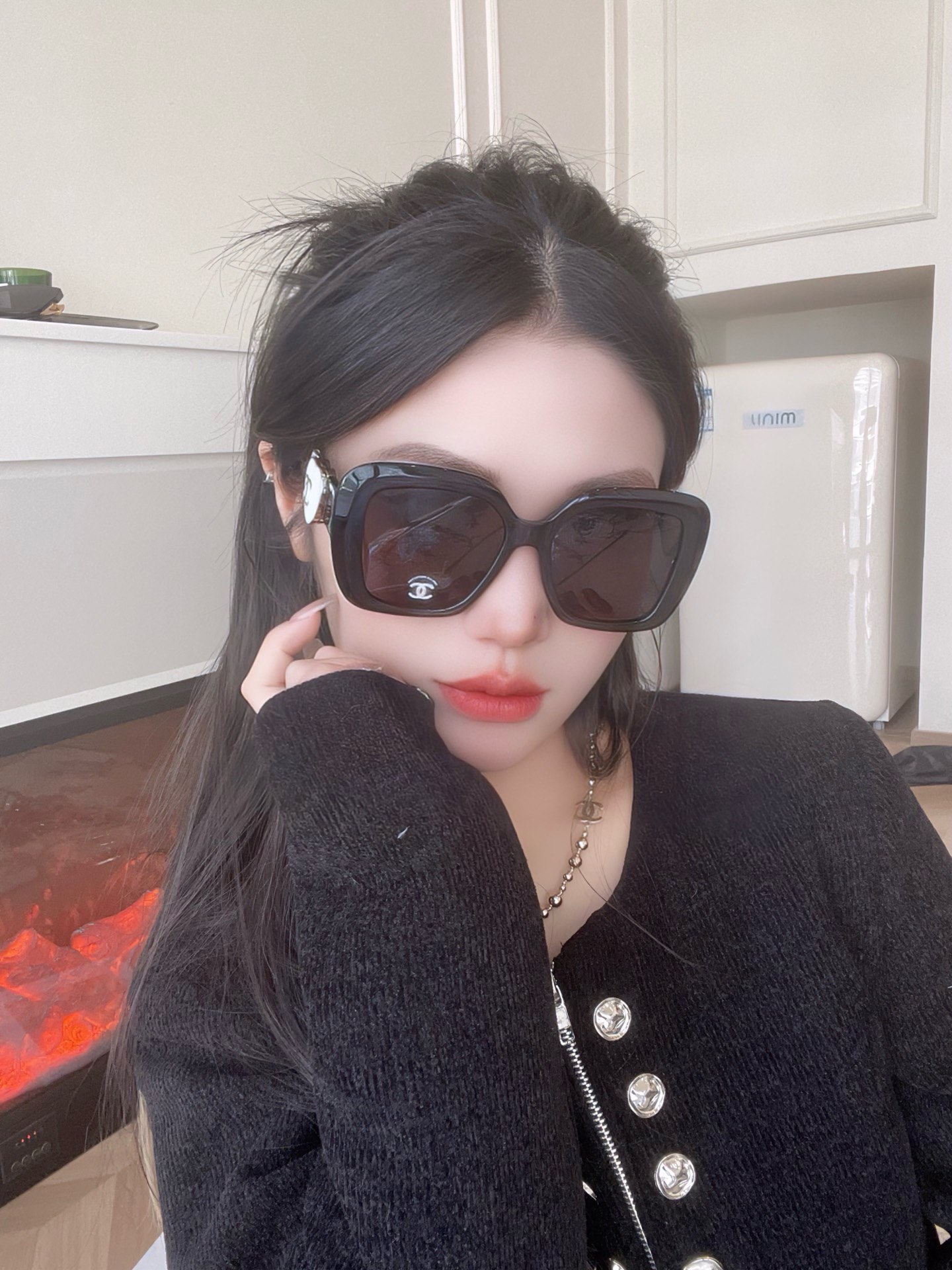  上脸图
CHANE* 
跟足原版细节 大logo翻盖自带化妆镜子🪞
太绝了集美们 上脸yyds
Mod