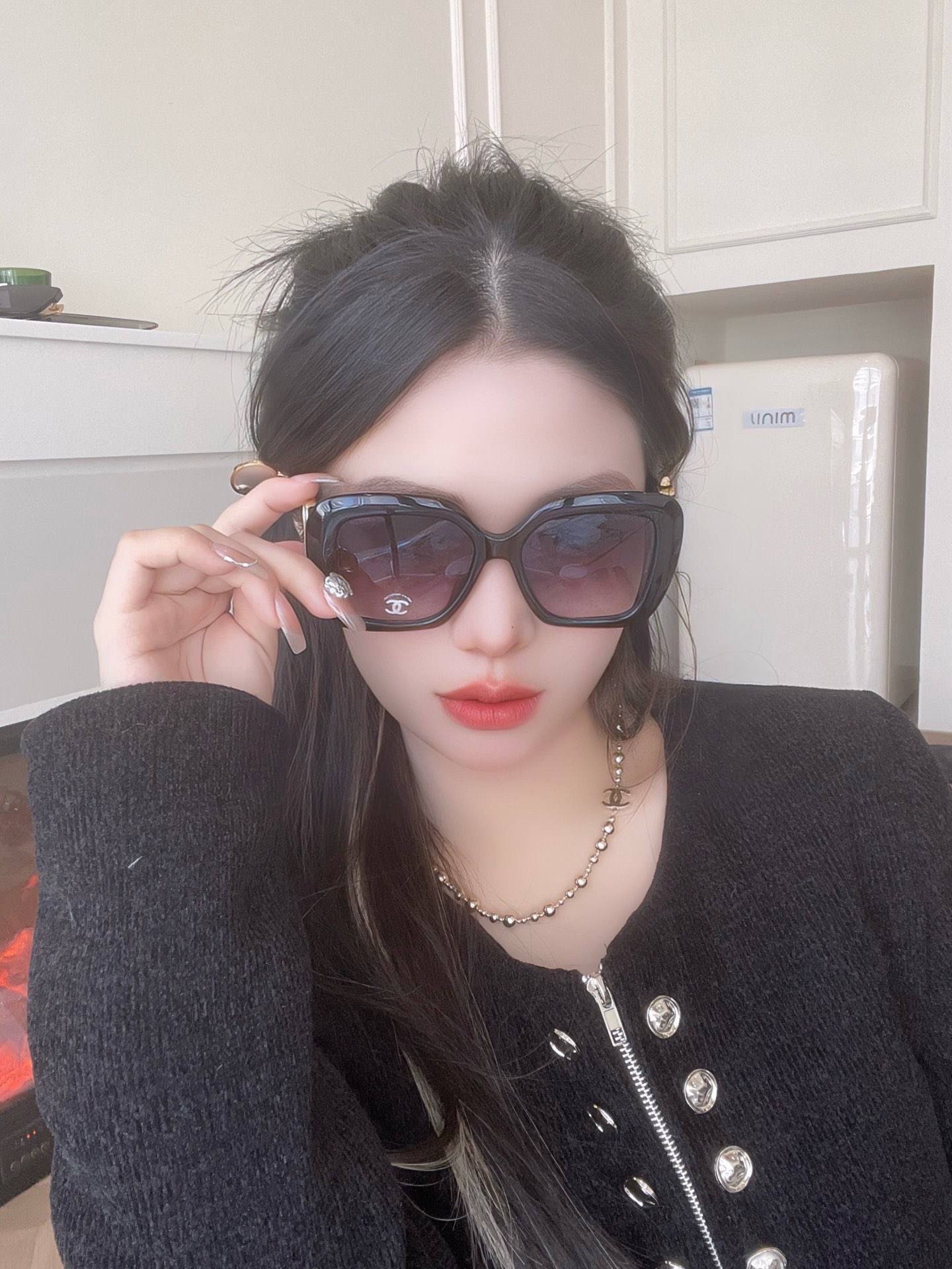  上脸图
CHANE* 
跟足原版细节 大logo翻盖自带化妆镜子🪞
太绝了集美们 上脸yyds
Mod