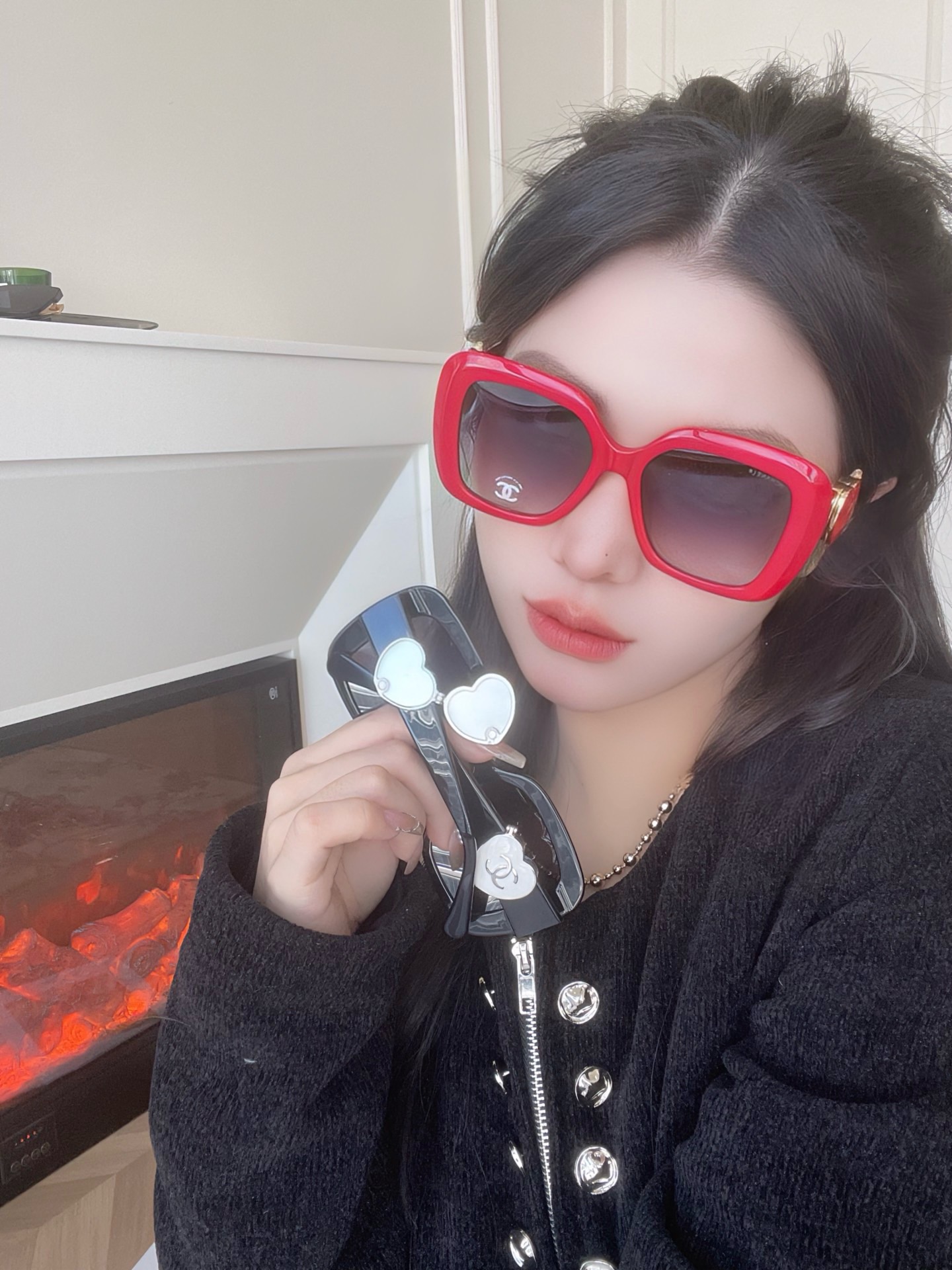  上脸图
CHANE* 
跟足原版细节 大logo翻盖自带化妆镜子🪞
太绝了集美们 上脸yyds
Mod