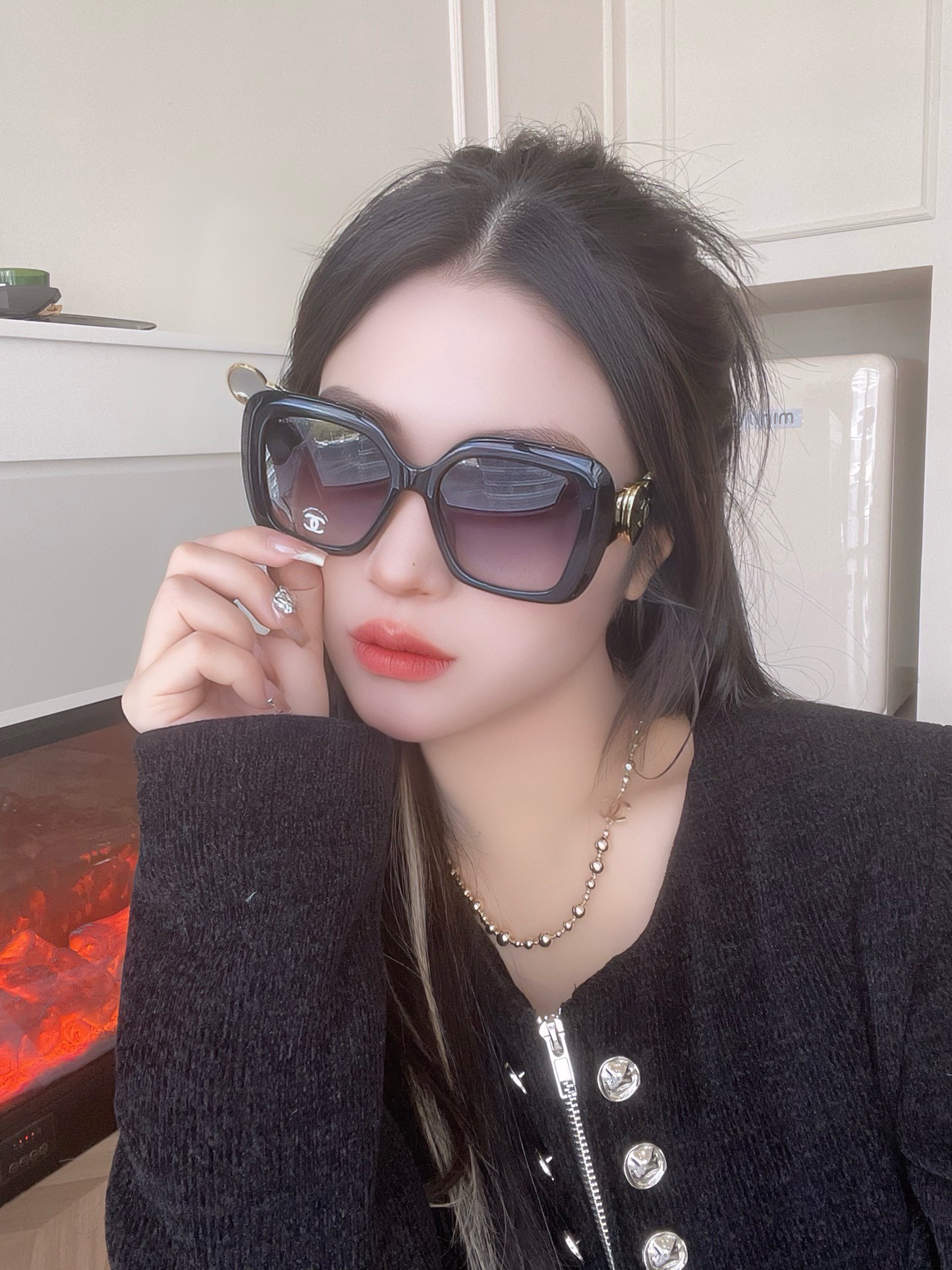  上脸图
CHANE* 
跟足原版细节 大logo翻盖自带化妆镜子🪞
太绝了集美们 上脸yyds
Mod