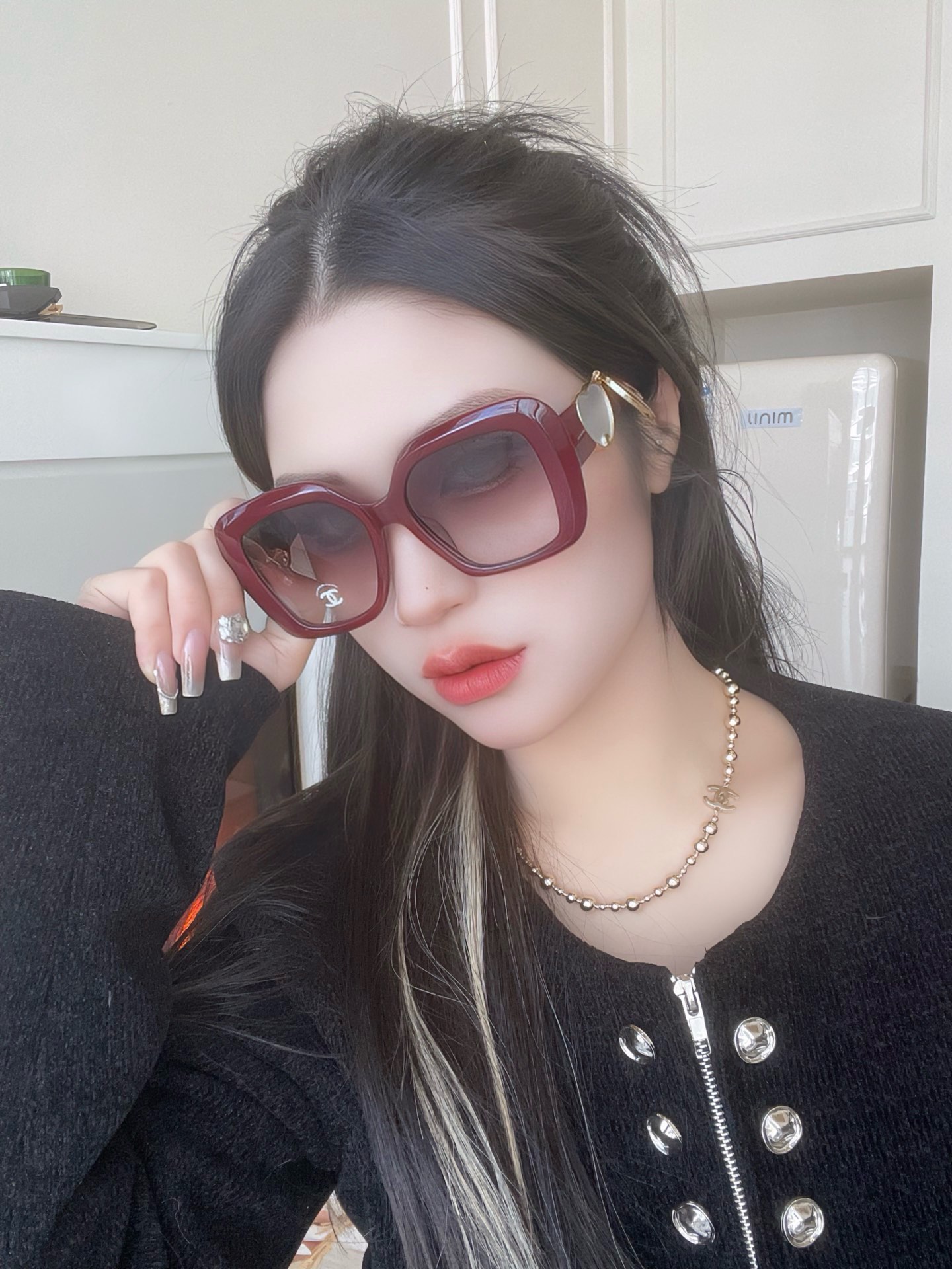  上脸图
CHANE* 
跟足原版细节 大logo翻盖自带化妆镜子🪞
太绝了集美们 上脸yyds
Mod