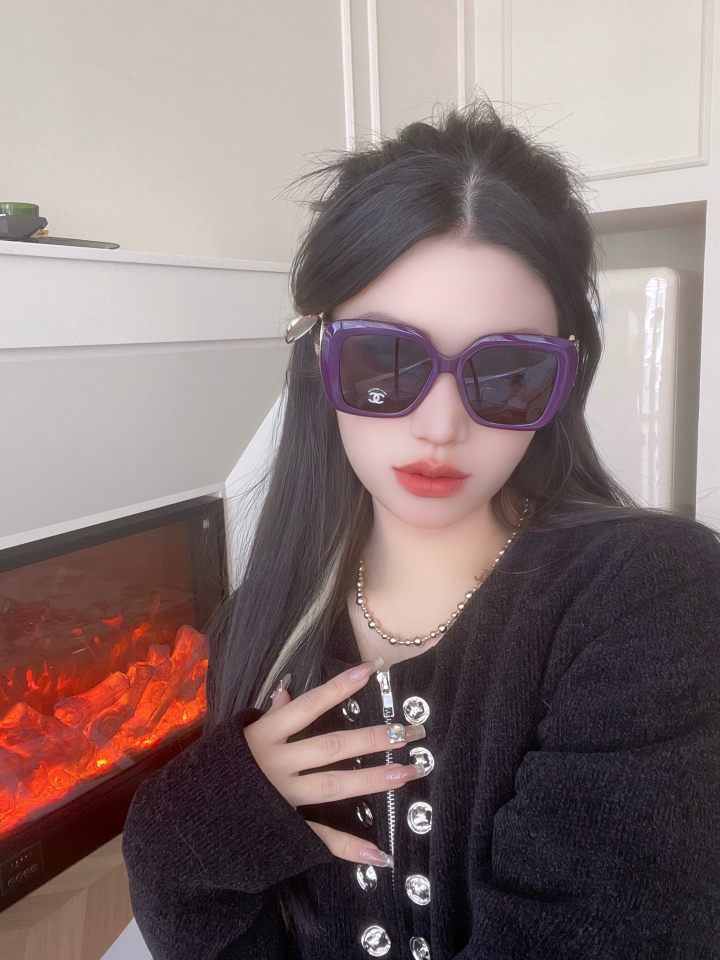  上脸图
CHANE* 
跟足原版细节 大logo翻盖自带化妆镜子🪞
太绝了集美们 上脸yyds
Mod