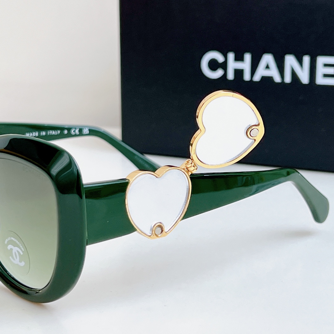 CHANE* 
跟足原版细节 大logo翻盖自带化妆镜子🪞
太绝了集美们 上脸yyds
Mod：CH55