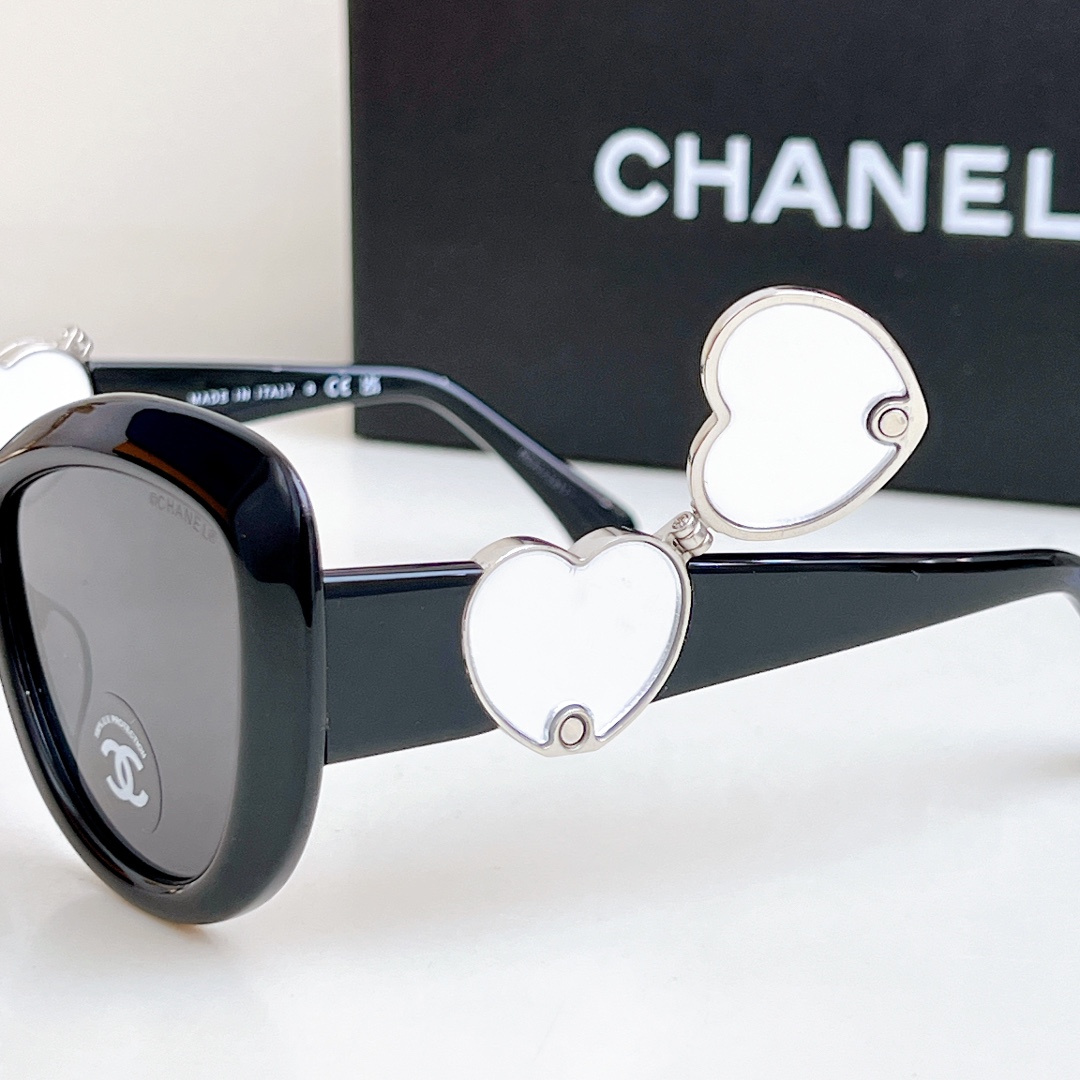 CHANE* 
跟足原版细节 大logo翻盖自带化妆镜子🪞
太绝了集美们 上脸yyds
Mod：CH55