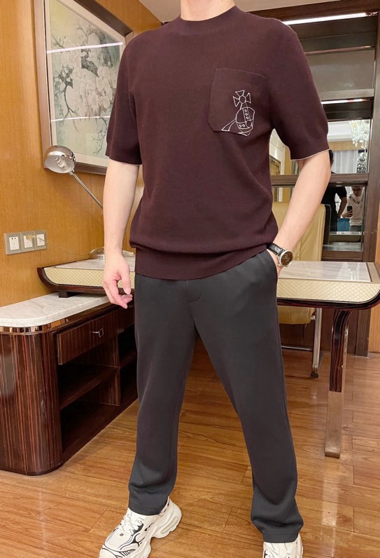 NO:116104,Queen Mother Citizen-2025 counter latest hot round neck T-shirts are shipped, and European and American counters are released simultaneously!  Selected Italian imported knitted wool with the latest design, the chest logo shows fashion, the upper body effect can be seen. Number 48-56 (model 173/130 wears 48, with Hong Kong Lane Crawford gift box packaging), tees, t-shirt, alexander wang19860909西太后-2025专柜最新爆款圆领T恤出货 欧美专柜同步发售！精选意大利进口针织羊毛搭配最新的设计,胸口的标志彰显时尚 上身效果看得见.码数48-56（模特173/130穿48、配香港连卡佛礼盒包装）,,tees，t-shirt,alexander wang,Men's clothing