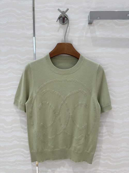 Elegant Wool-Blend Knit Top with Subtle Logo - Must-Have Wardrobe Staple 1 Elegant Wool-Blend Knit Top with Subtle Logo - Must-Have Wardrobe Staple