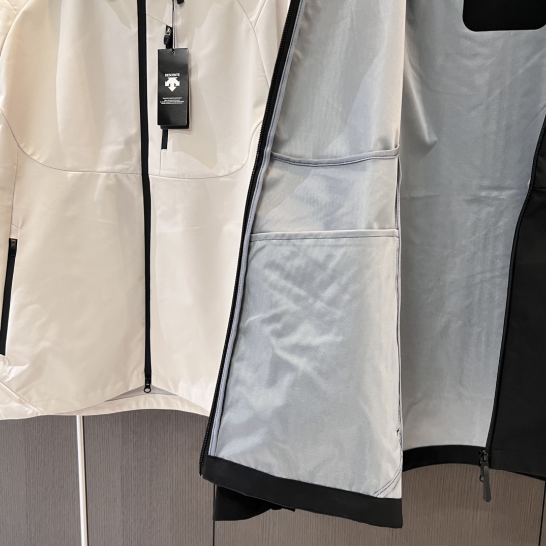 💰185
DESCENTE/迪桑特2025春季综训男士防水透湿透气外套上衣冲锋衣情侣款
在春季多变的气候环境以及骑行运动过程中,这一款优质B1117的冲锋衣外套无疑是您的理想之选。
今年采用先进的科技面料,兼具卓越的功能性与时尚的外观设计。其出色的防风性能,能有效阻挡寒风侵袭,为您带来温暖的呵护。同时具有良好的防水特性,版型既贴合人体曲线,又给予身体充分的活动空间,无论是日常出行还是户外运动,都能让您行动自如。而且,多种时尚颜色可供选择,满足您不同的审美需求。
颜色黑色 深灰 米白色
尺码M-4XL
M衣长67胸围110袖长81(120斤内)
L衣长69胸围114袖长83(125-140斤)
XL衣长71胸围118袖长85(140-155斤)
2xL衣长73胸围122袖长87(155-170斤)
3xL衣长75胸围126袖长89(170-185斤)
4xL衣长77胸围130袖长91(185-200斤)