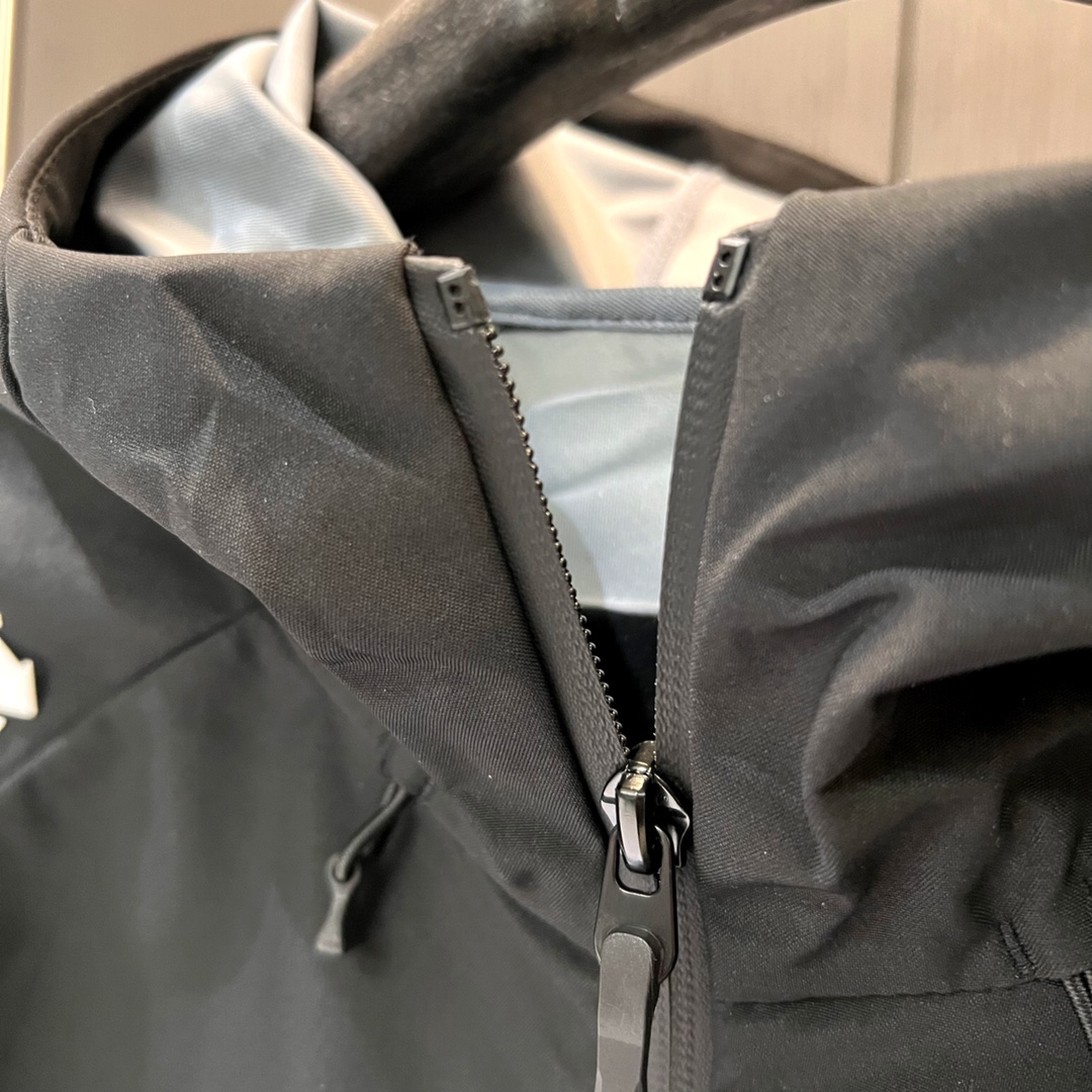 💰185
DESCENTE/迪桑特2025春季综训男士防水透湿透气外套上衣冲锋衣情侣款
在春季多变的气候环境以及骑行运动过程中,这一款优质B1117的冲锋衣外套无疑是您的理想之选。
今年采用先进的科技面料,兼具卓越的功能性与时尚的外观设计。其出色的防风性能,能有效阻挡寒风侵袭,为您带来温暖的呵护。同时具有良好的防水特性,版型既贴合人体曲线,又给予身体充分的活动空间,无论是日常出行还是户外运动,都能让您行动自如。而且,多种时尚颜色可供选择,满足您不同的审美需求。
颜色黑色 深灰 米白色
尺码M-4XL
M衣长67胸围110袖长81(120斤内)
L衣长69胸围114袖长83(125-140斤)
XL衣长71胸围118袖长85(140-155斤)
2xL衣长73胸围122袖长87(155-170斤)
3xL衣长75胸围126袖长89(170-185斤)
4xL衣长77胸围130袖长91(185-200斤)