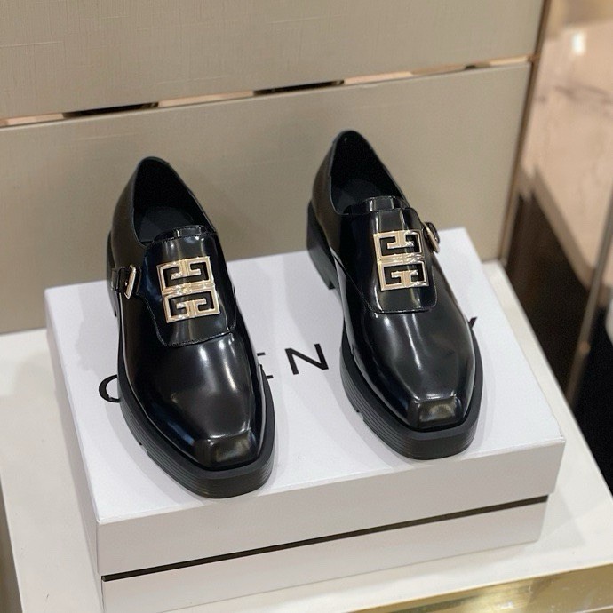 נעלי עור לופרס של גברים מרובעים עם ריבועי GVC הם שחורים במיוחד כדי להדגיש סגנון יוצא דופן ולפרש את התפיסה הטרנדית. עיצוב שסמום ובוהן מרובעת, חזית מעוטרת במתכת 4G, עקב מעוטר בלוגו 4G מתכת, רפידות רגל על ​​עור פרה, גודל מקורי חיצוני: 39-44 (מותאם אישית ל 39.45)