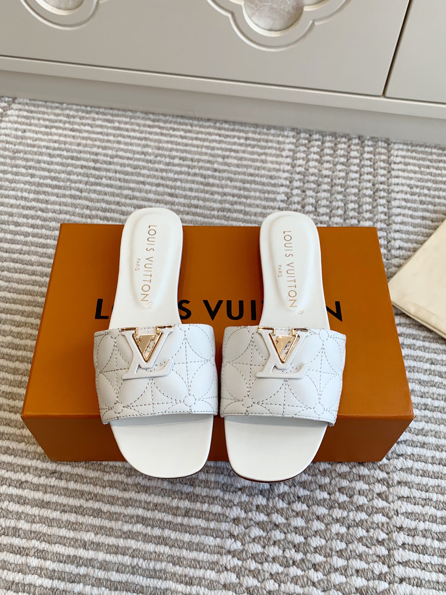 NO:164702,Batch L Donkey Home New Capri Series V-buckle Electric Embroidered Flat-Soled Slippers Top Quality Heel High School Heel 5cm Upper Imported Calfskin/Sheepskin Inner Italy Imported Leather Outsole Size35-39 (40, 41, 42 Customized No Returns and Exchanges), Slippers, louis vuitton, louis vuitton, slippers, cowhide, sheepskin, Leather Soles19860909批 L驴家新品Capri 系列 V扣电绣平底粗跟凉拖鞋 顶级品质 跟高中跟5cm 鞋面进口小牛皮/羊皮内里 意大利进口真皮大底 size35-39（40、41、42定制不退换）,拖鞋,louis vuitton,louis vuitton,slippers,cowhide,sheepskin,Leather soles,Women's Shoes