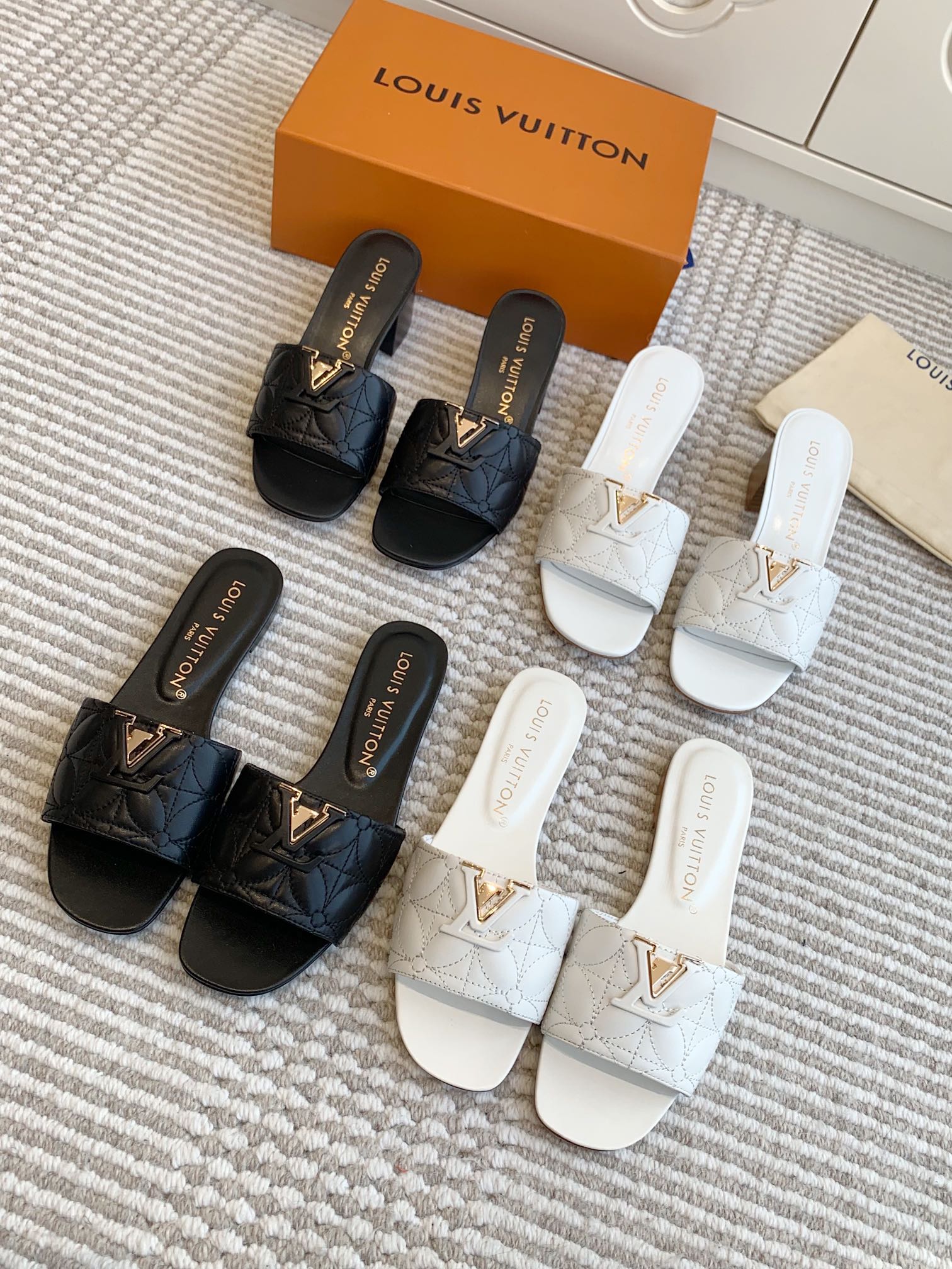 NO:164704,————LV·Electric embroidered v-button sandals·35-42, slippers, louis vuitton, slippers19860909————LV·电绣v扣凉拖鞋·35-42,拖鞋,louis vuitton,slippers,Women's Shoes