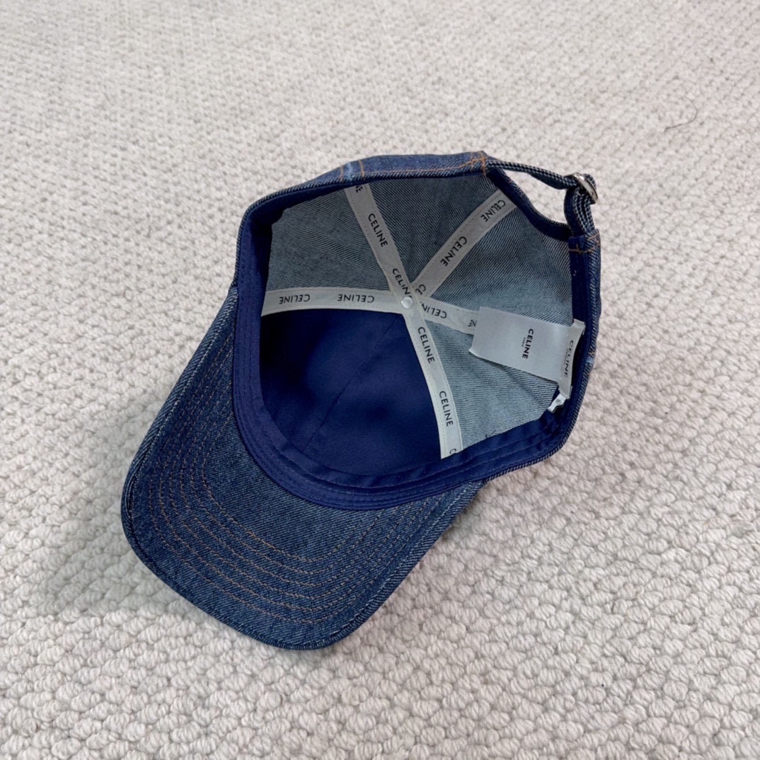 CELINE思琳 新款牛仔蓝复古款棒球帽🔸 旅游带它出去美美哒❕  中古款哟.这种帽子不容易撞款 😬
