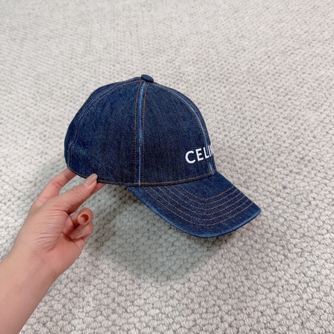 CELINE思琳 新款牛仔蓝复古款棒球帽🔸 旅游带它出去美美哒❕  中古款哟.这种帽子不容易撞款 😬