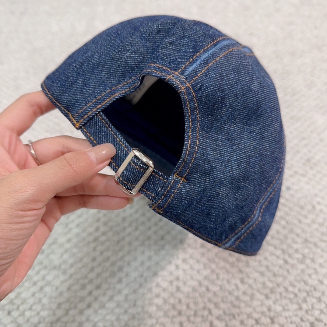 CELINE思琳 新款牛仔蓝复古款棒球帽🔸 旅游带它出去美美哒❕  中古款哟.这种帽子不容易撞款 😬